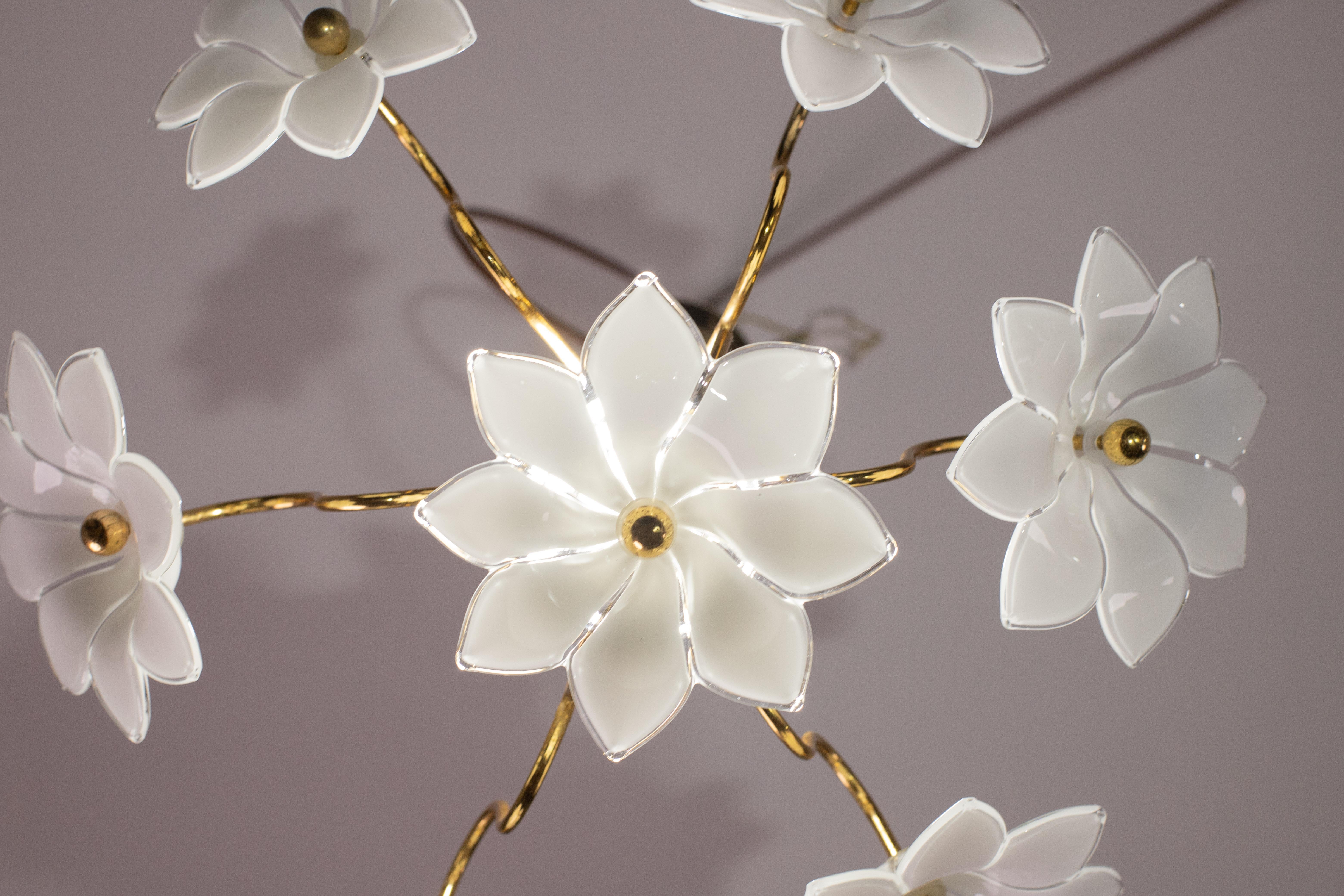 Petite Murano Vintage Chandelier White Flowers, 1970 In Good Condition For Sale In Roma, IT