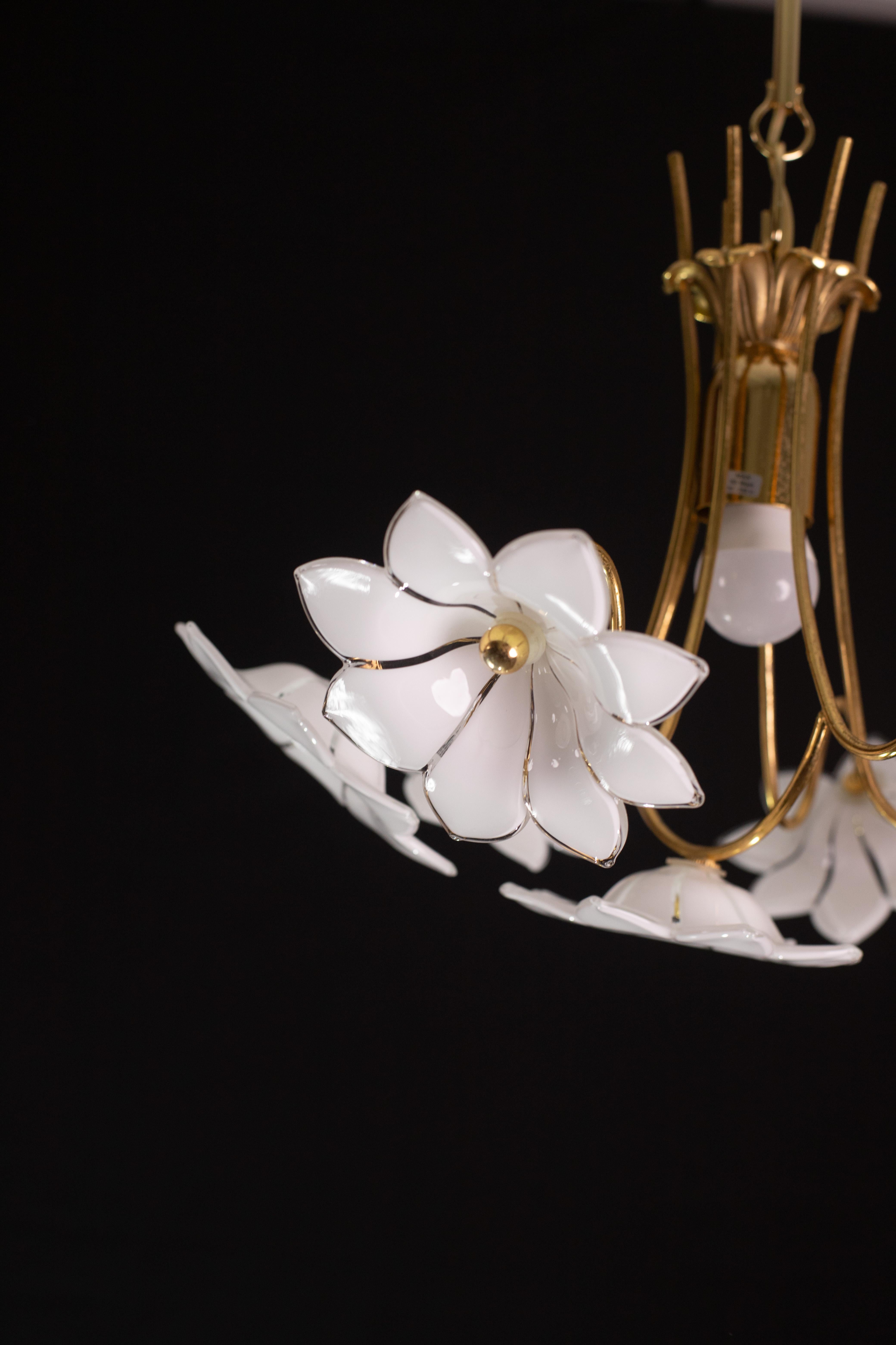 Petite Murano Vintage Chandelier White Flowers, 1970 For Sale 1