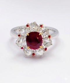 Petite – Ring mit einem naturbelassenen, unbehandelten „Pigeon’s Blood“-Rubin aus Burma in 18 Karat
