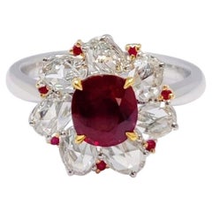 Petite – Ring mit einem naturbelassenen, unbehandelten „Pigeon’s Blood“-Rubin aus Burma in 18 Karat