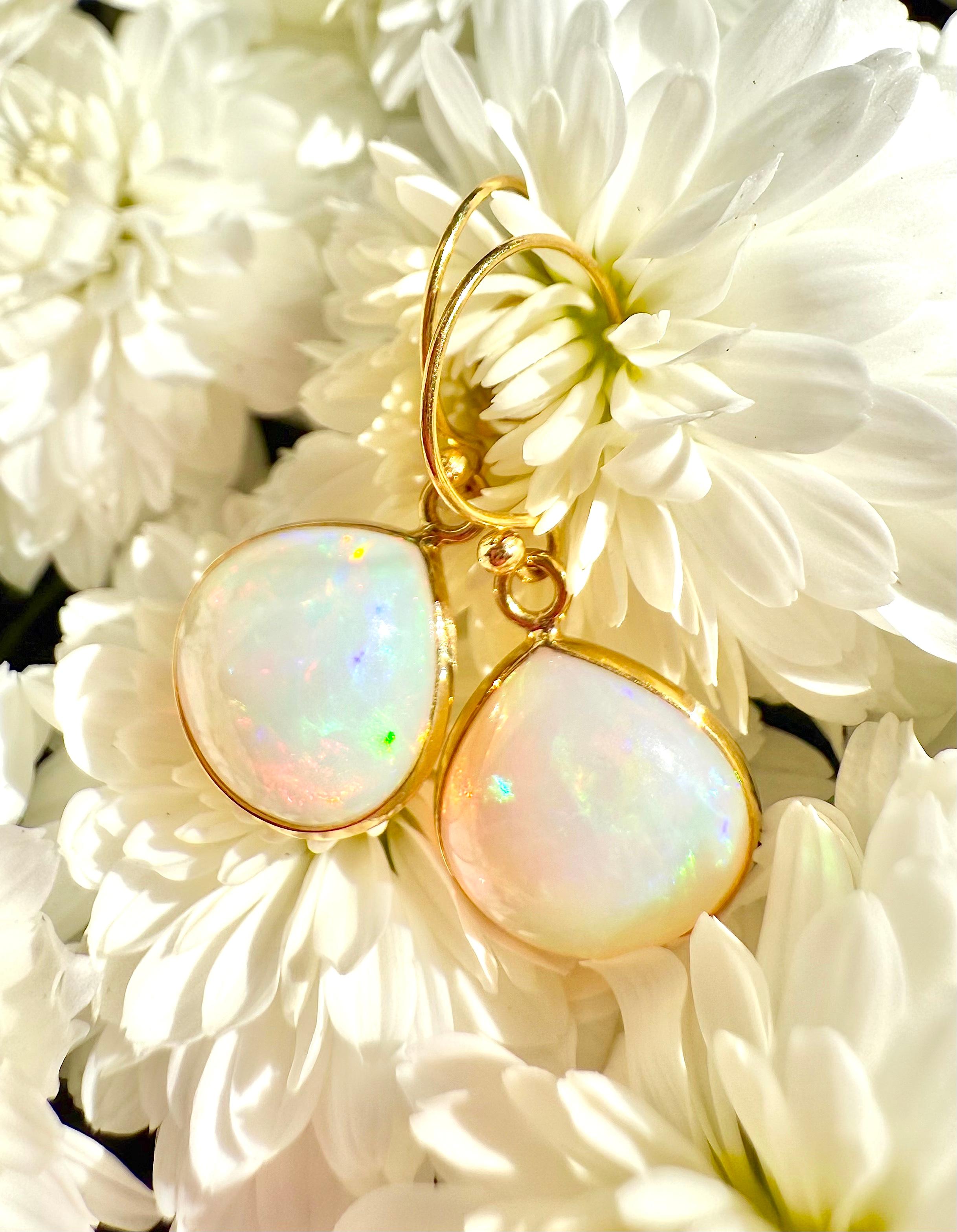 Orecchini di Opale di piccole dimensioni (12 mm) in oro giallo massiccio 18 carati! Un flash incredibile! 
Dimensioni: castone opale da 12 mm, lunghezza totale 1 pollice
Peso: 2,15 grammi/10,75 carati
Materiale: Oro giallo massiccio 18k, Opale