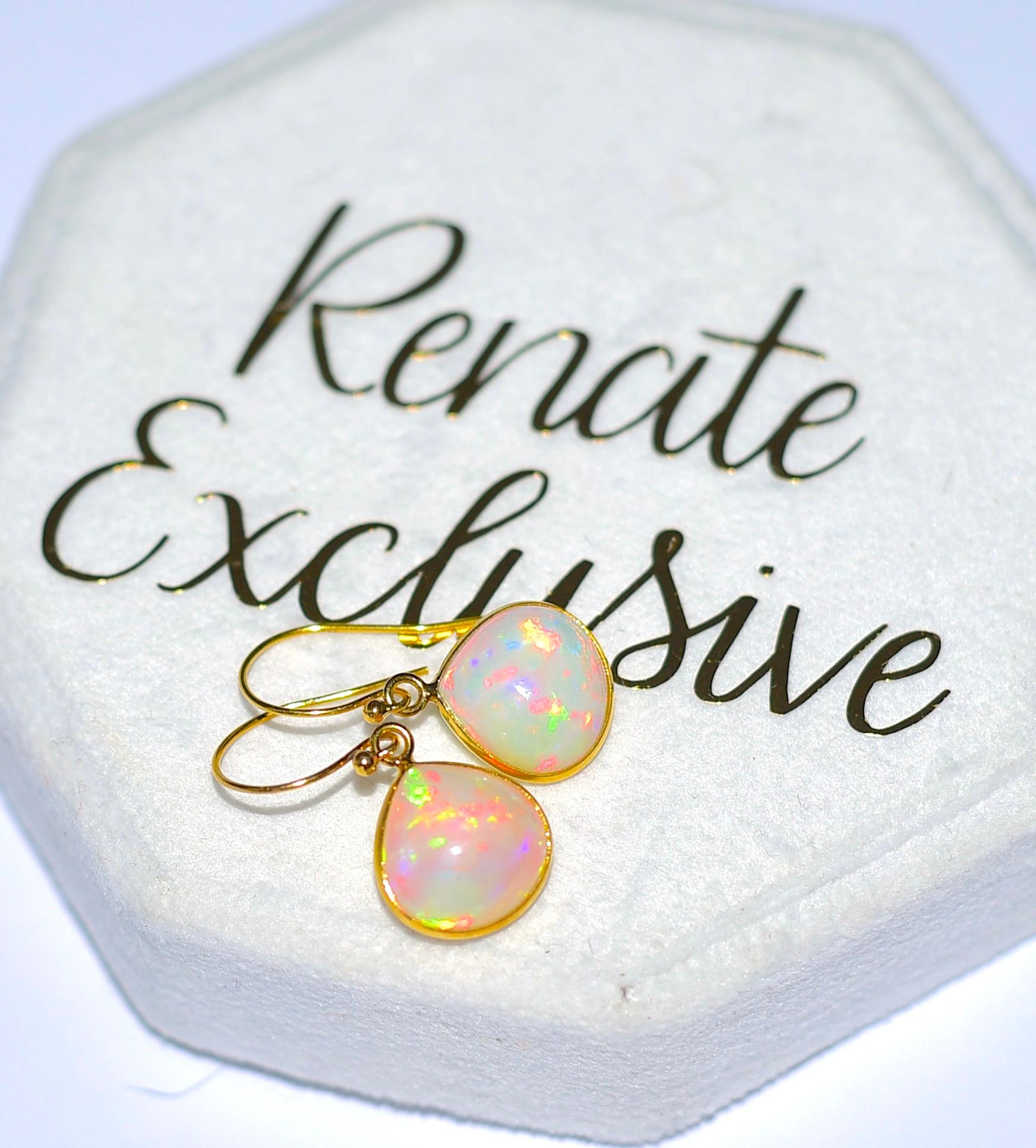 Moderno Orecchini Petite in cristallo naturale Opale a forma di cuore con castone in oro giallo massiccio 18k in vendita