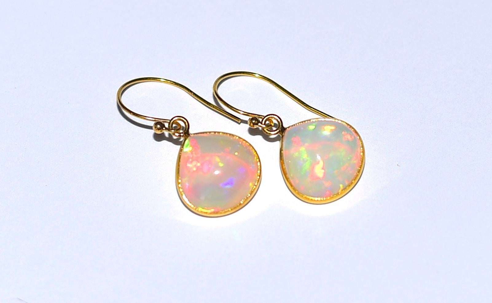 Cuore Orecchini Petite in cristallo naturale Opale a forma di cuore con castone in oro giallo massiccio 18k in vendita