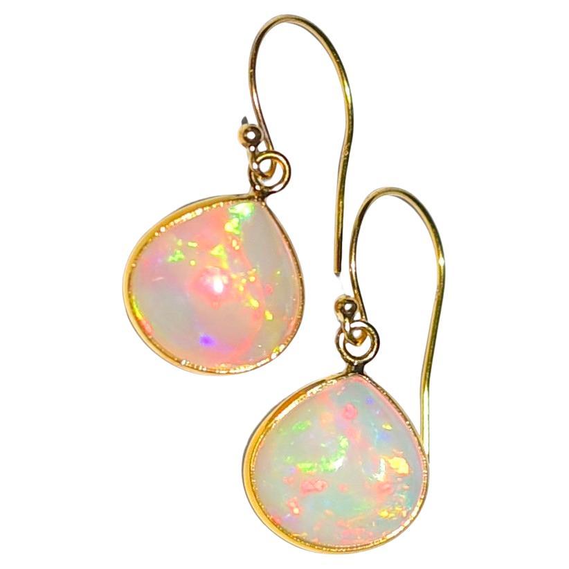 Orecchini Petite in cristallo naturale Opale a forma di cuore con castone in oro giallo massiccio 18k in vendita
