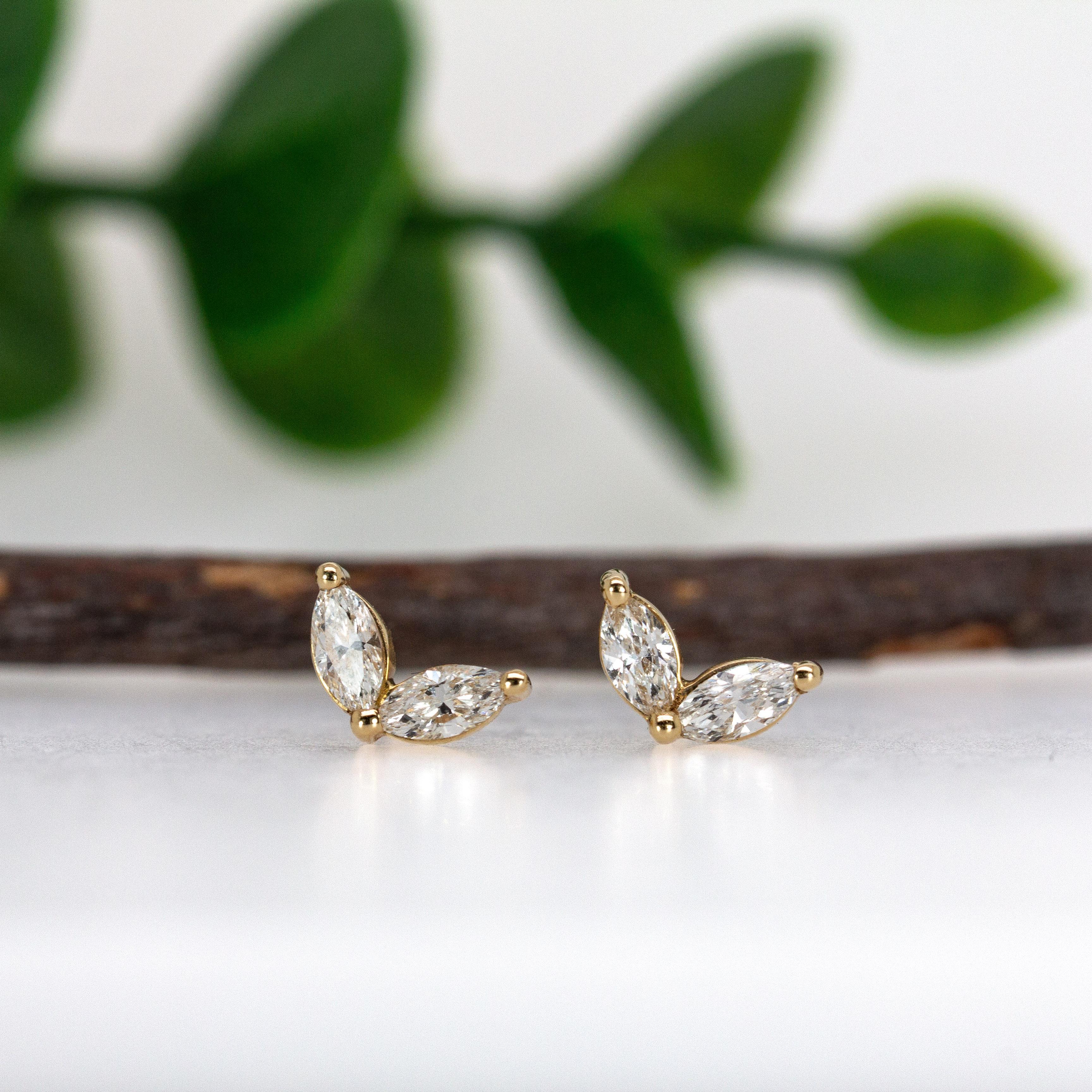 Moderno Petite Natural Earth Mined Diamond Studs in 14K Solid Gold  MQ 4x2mm in vendita