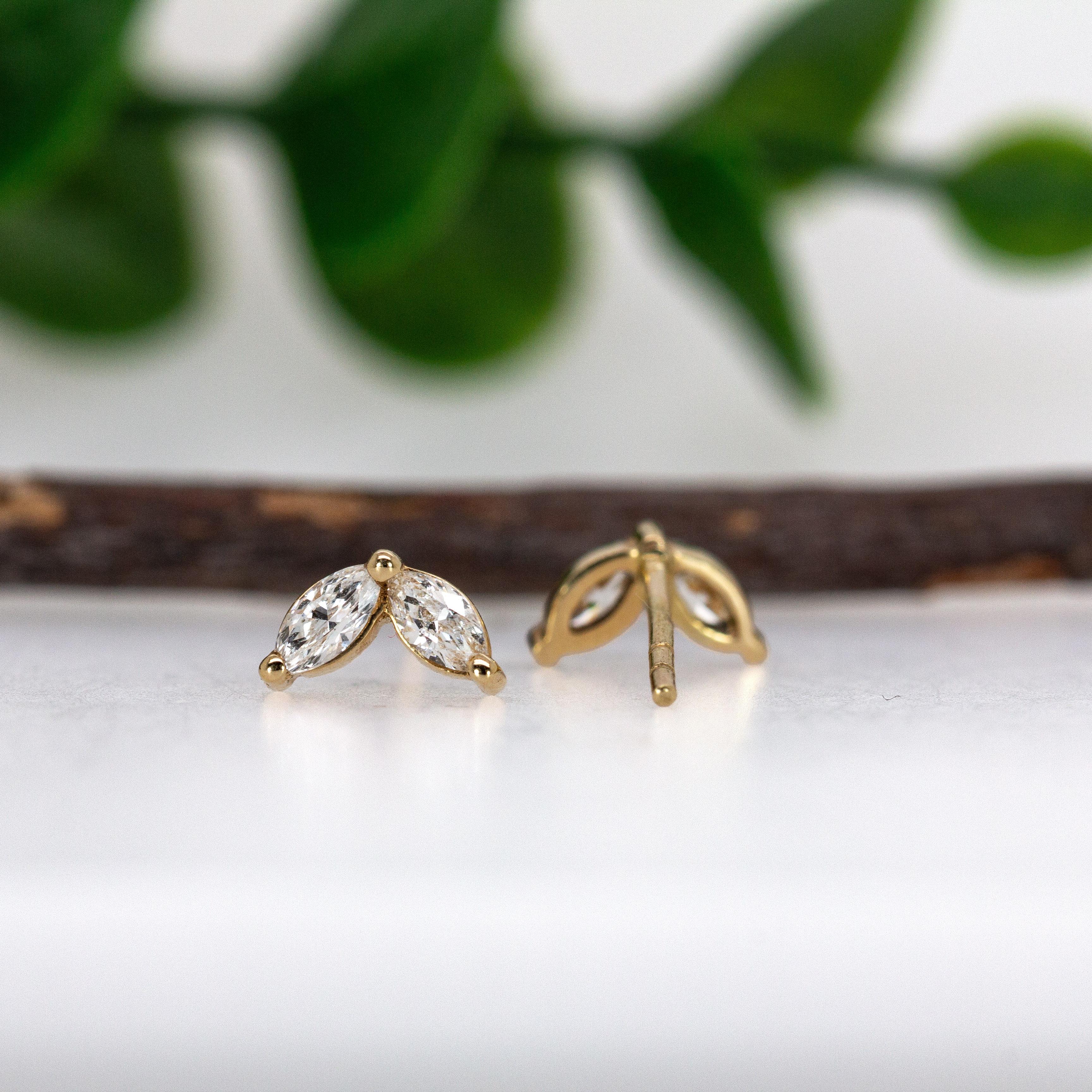 Taglio marquise Petite Natural Earth Mined Diamond Studs in 14K Solid Gold  MQ 4x2mm in vendita