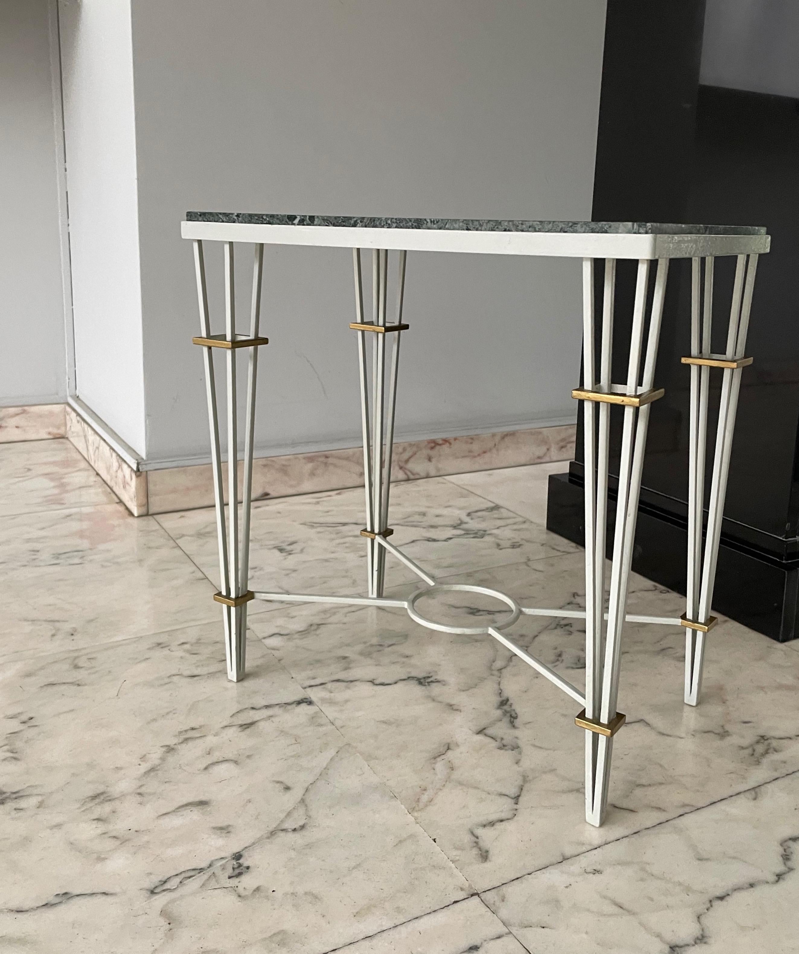 Petite Neoclassical White Lacquer Side Table by Jacques Adnet, France 1948. In Good Condition For Sale In Brussels, BE