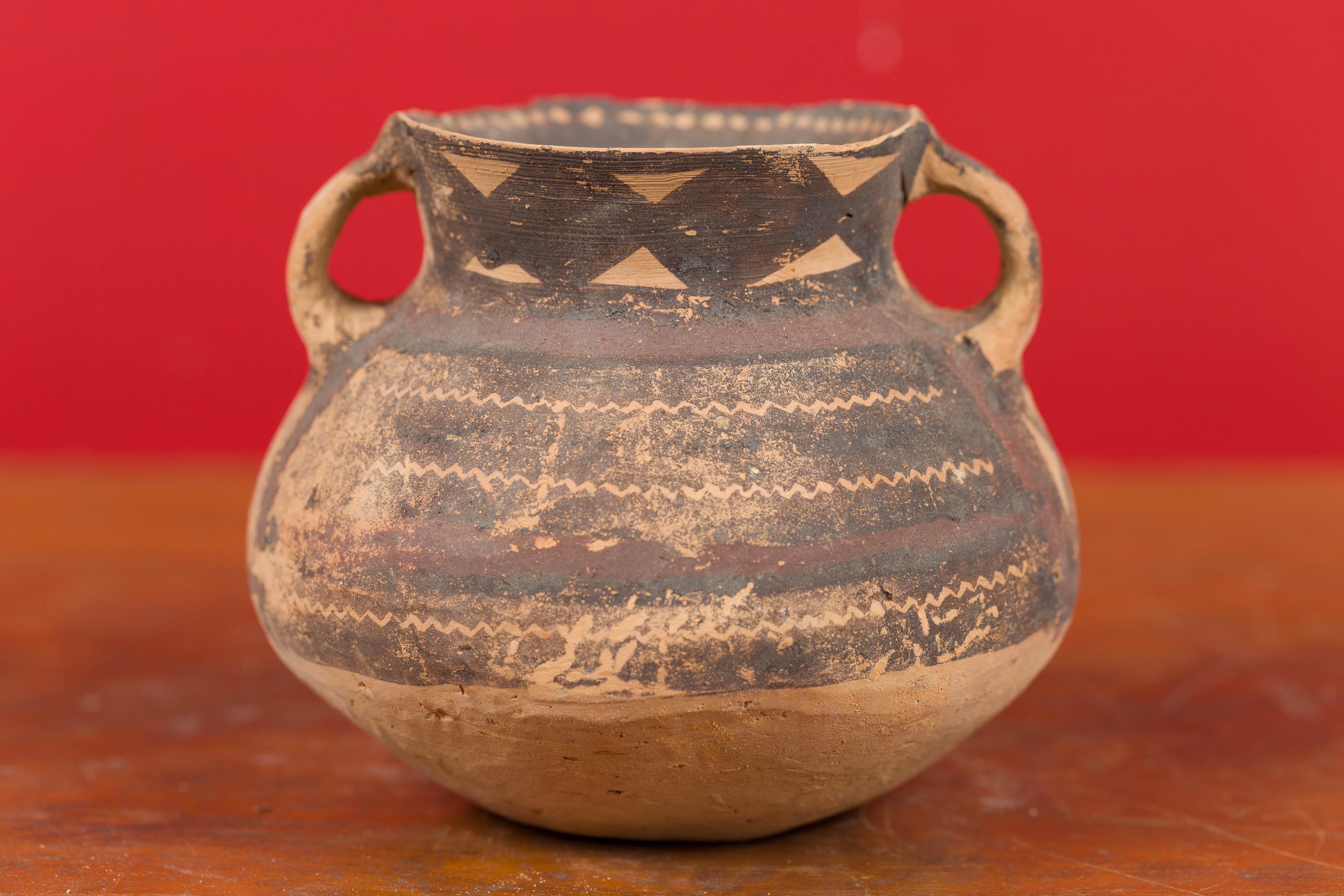 Petit pot néolithique en terre cuite avec décor géométrique brun et col évasé en vente 4