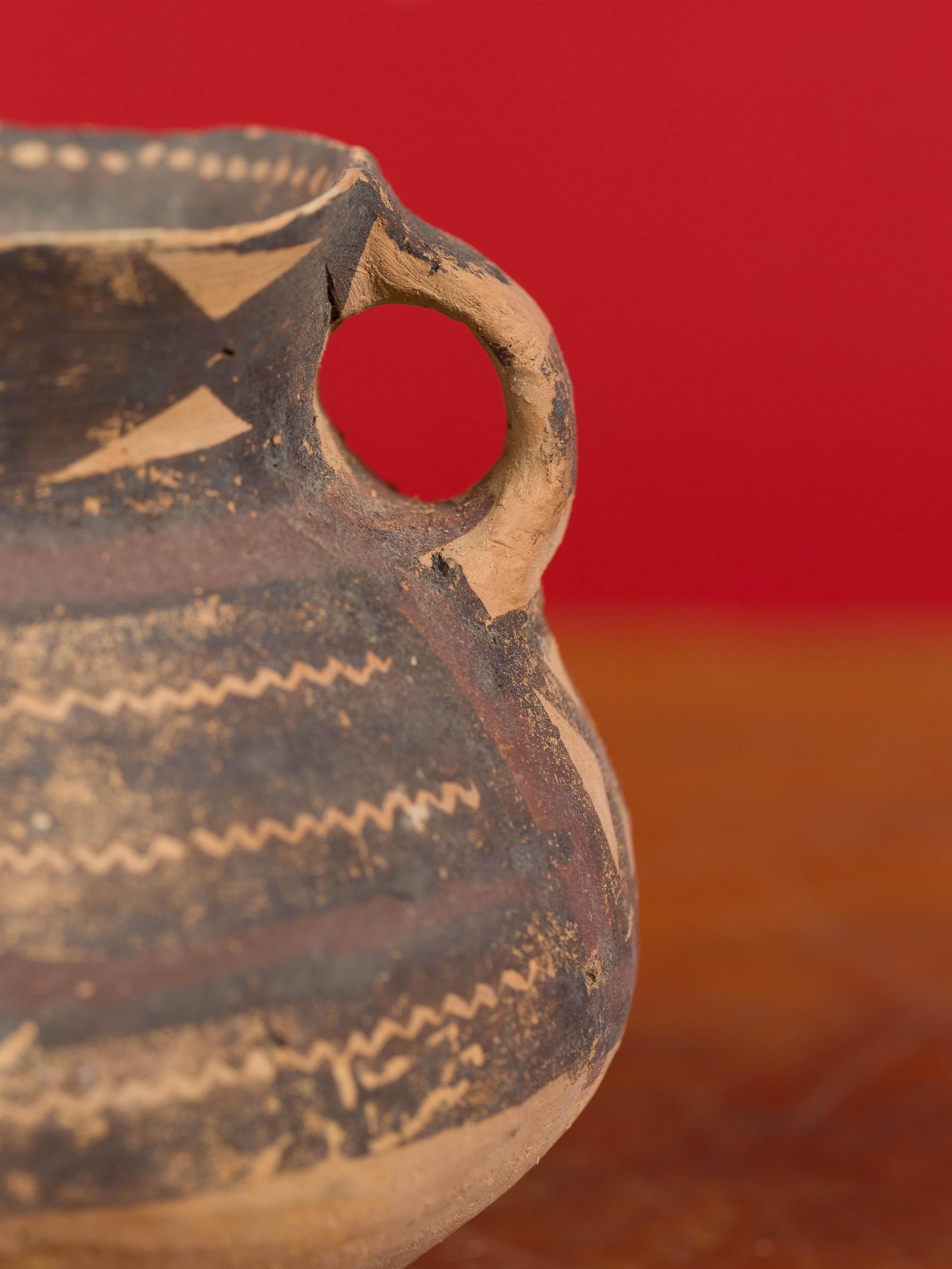 Petit pot néolithique en terre cuite avec décor géométrique brun et col évasé en vente 5