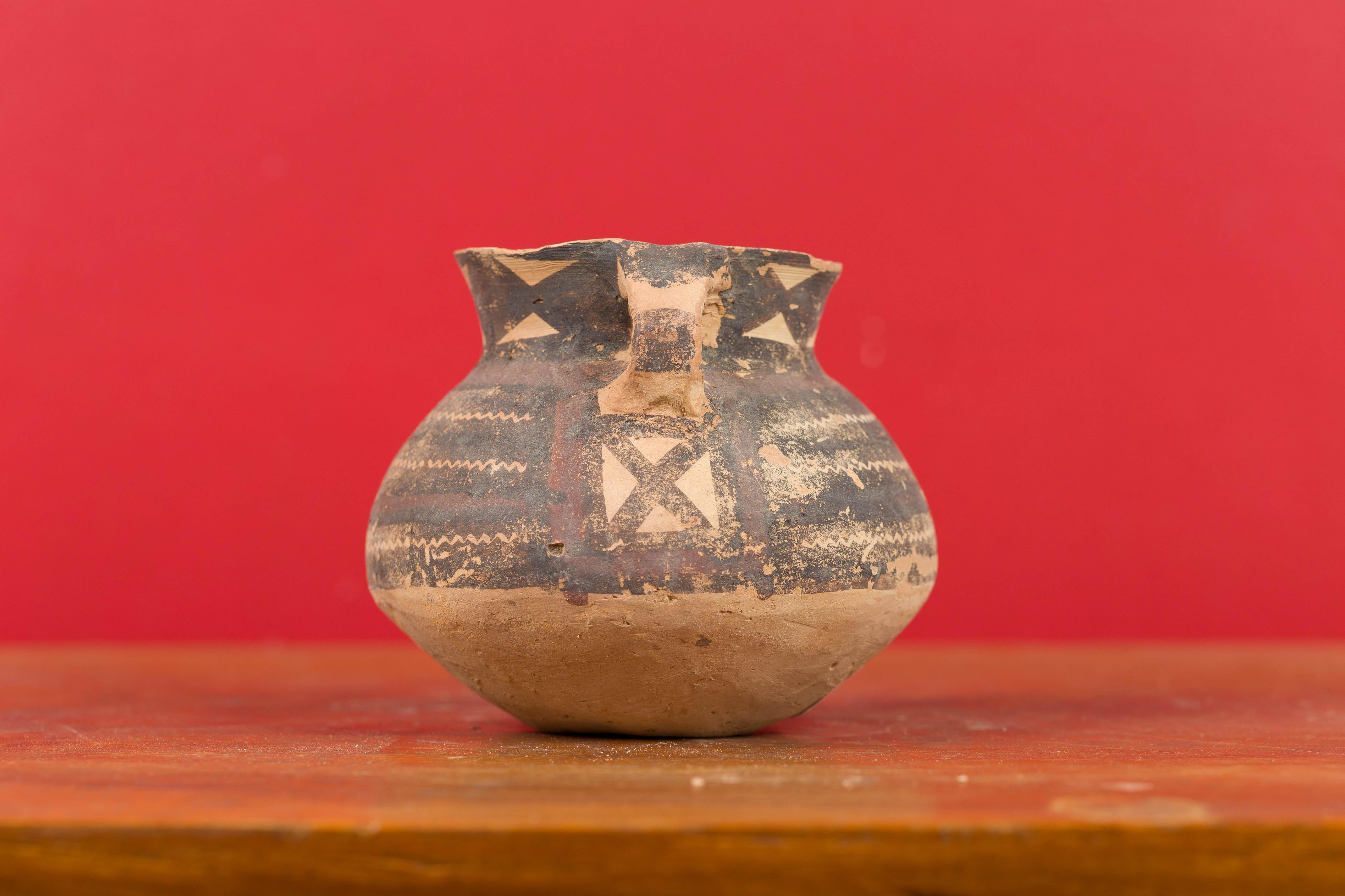 Petit pot néolithique en terre cuite avec décor géométrique brun et col évasé en vente 6