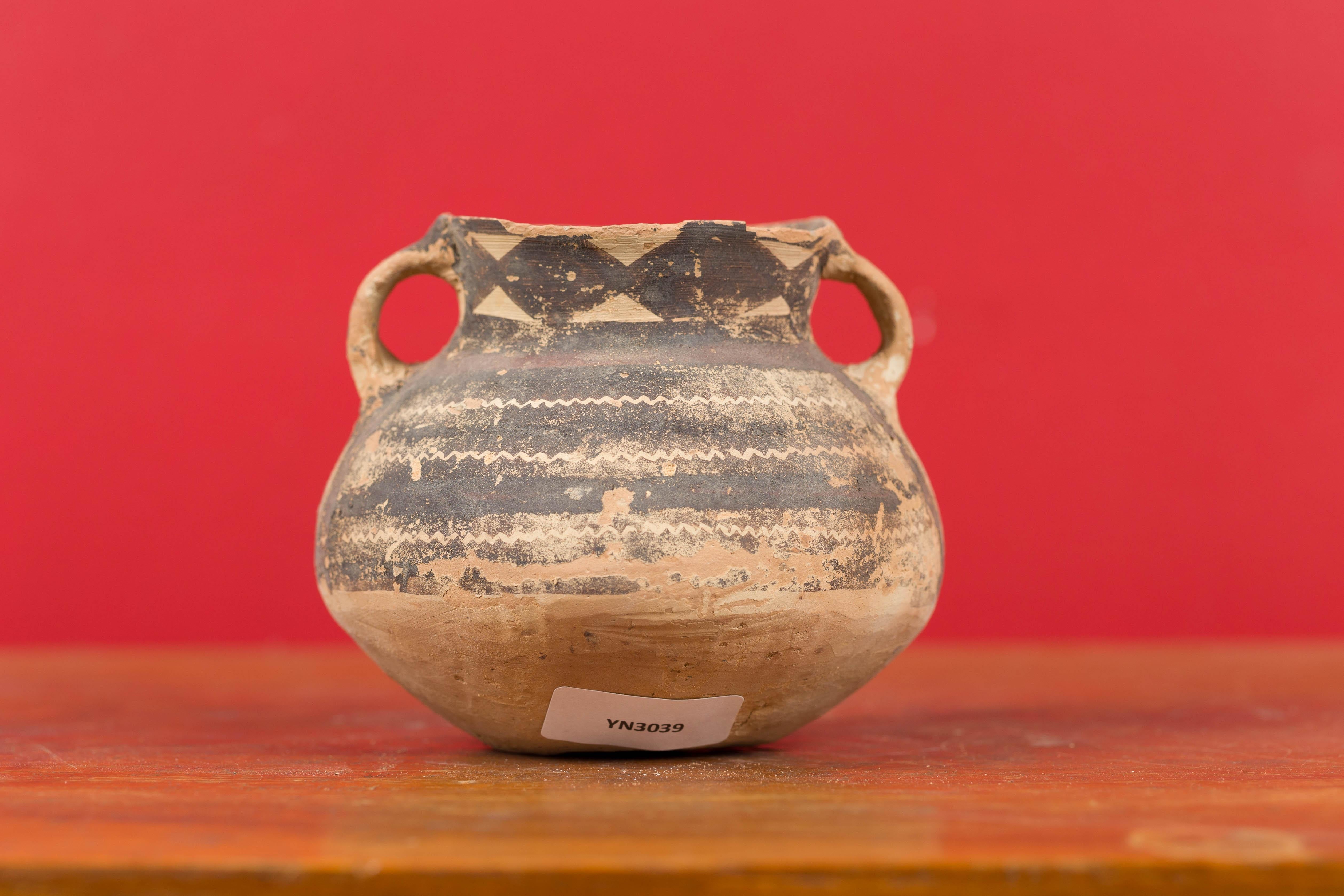 Petit pot néolithique en terre cuite avec décor géométrique brun et col évasé en vente 7