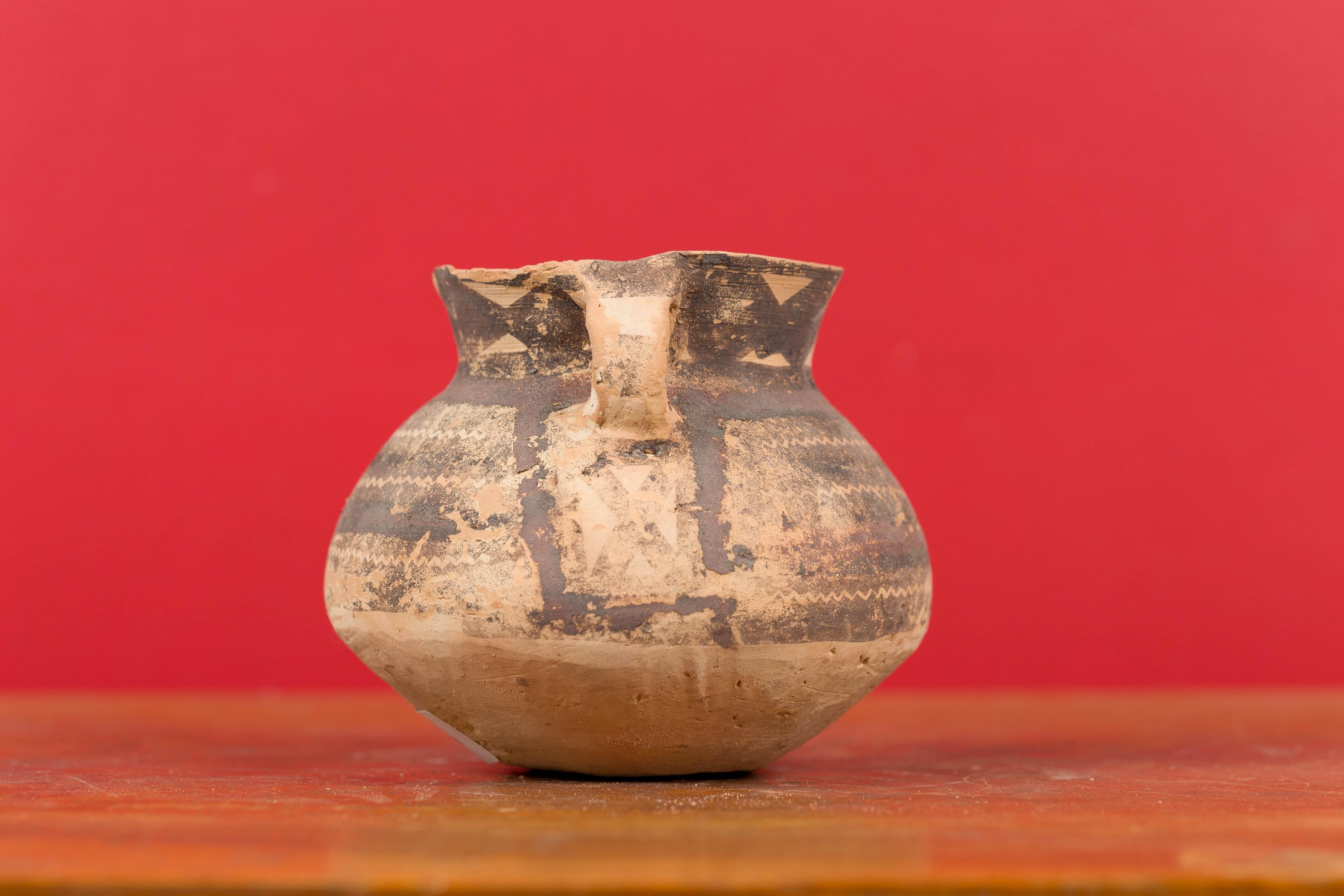 Petit pot néolithique en terre cuite avec décor géométrique brun et col évasé en vente 8