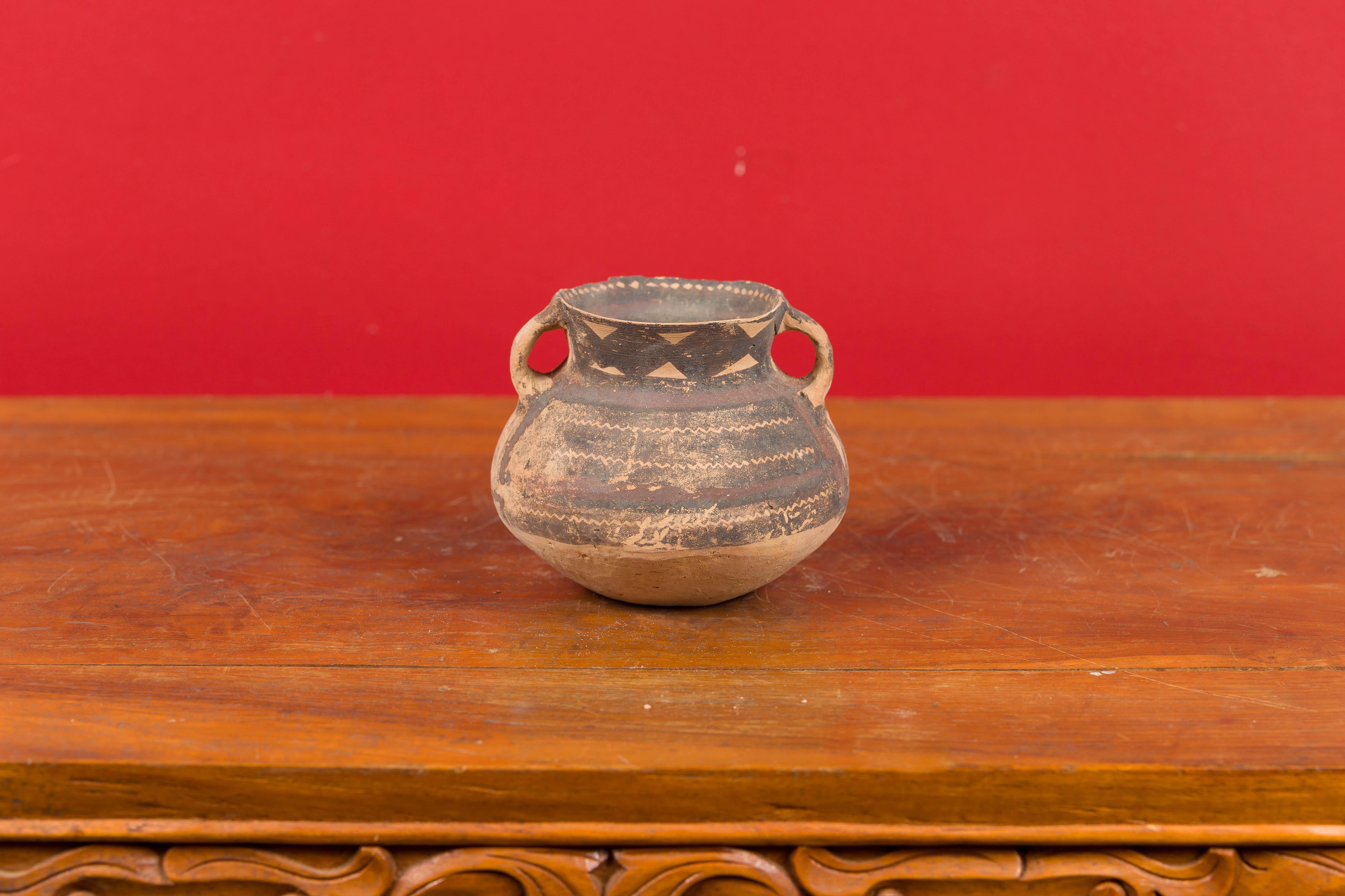 Chinois Petit pot néolithique en terre cuite avec décor géométrique brun et col évasé en vente