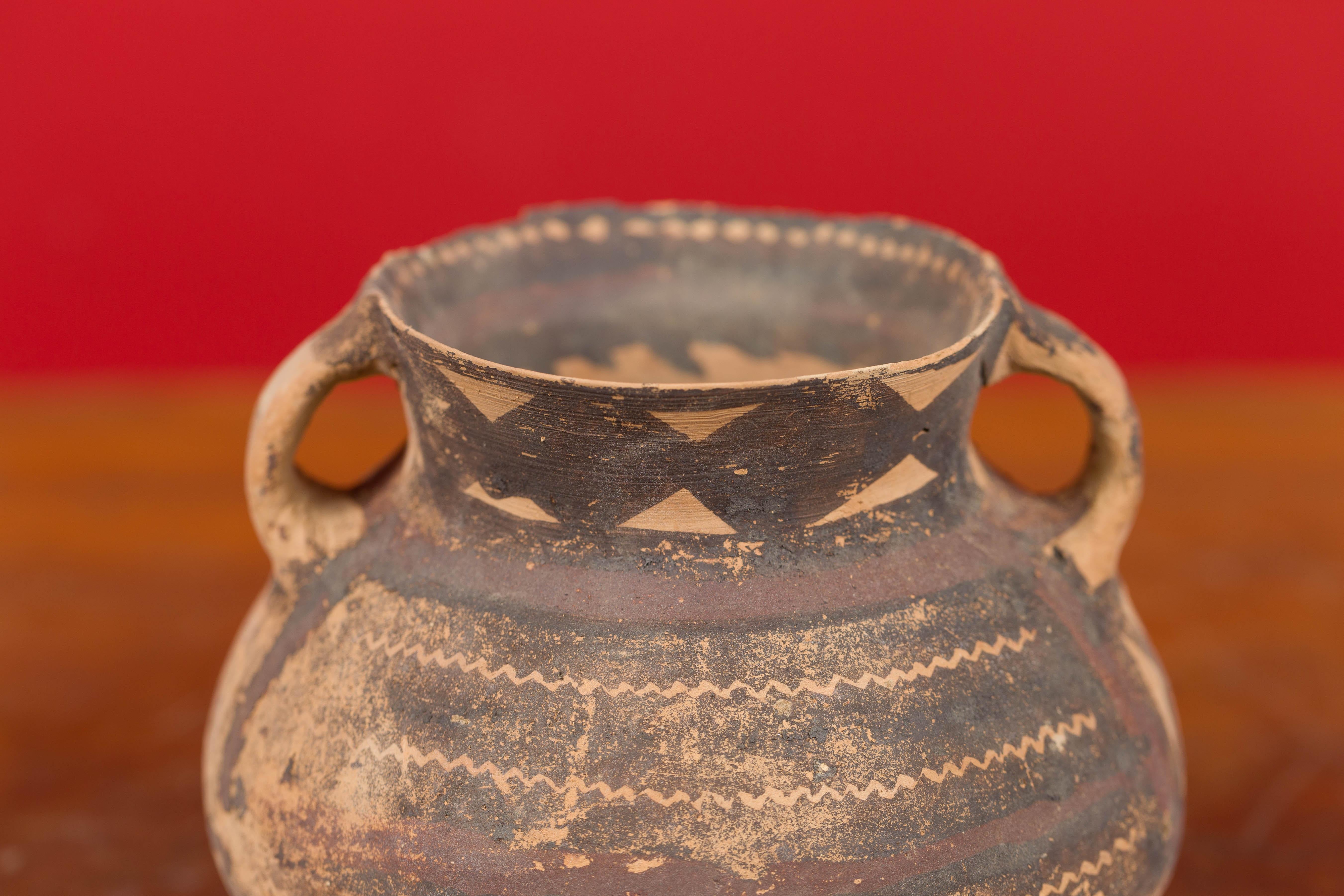 Petit pot néolithique en terre cuite avec décor géométrique brun et col évasé Bon état - En vente à Yonkers, NY