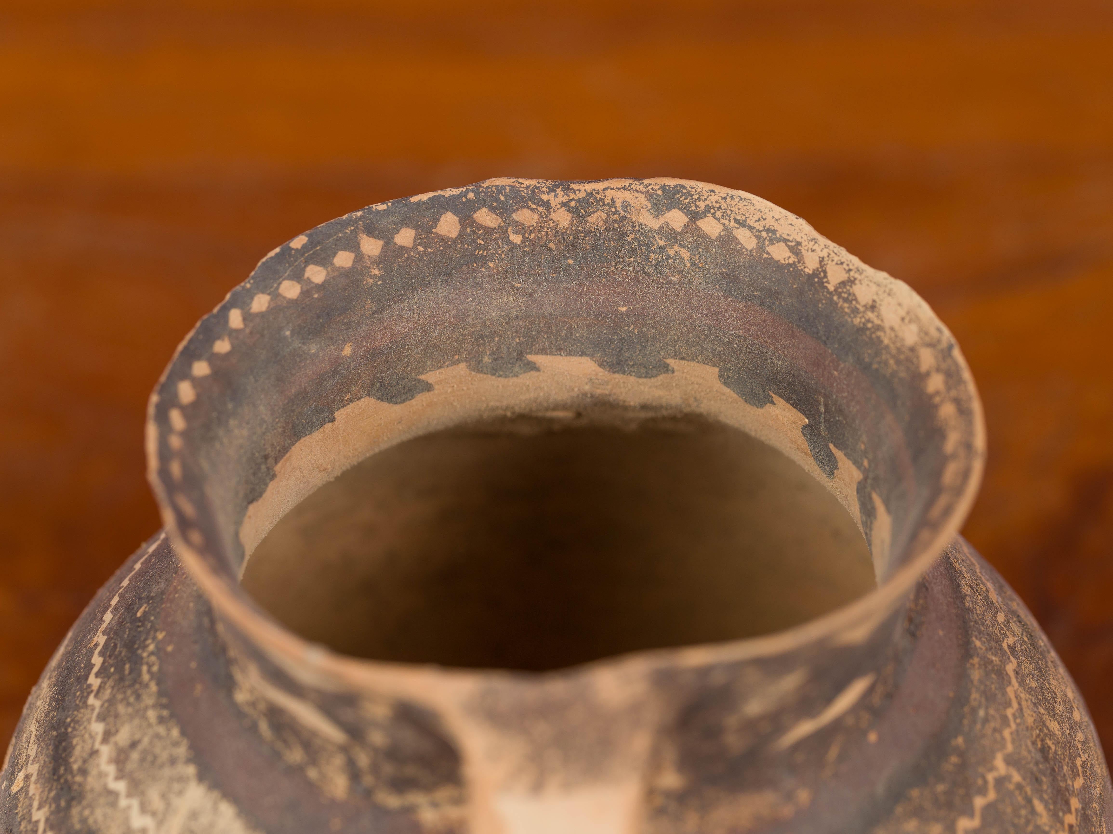 Poteries Petit pot néolithique en terre cuite avec décor géométrique brun et col évasé en vente