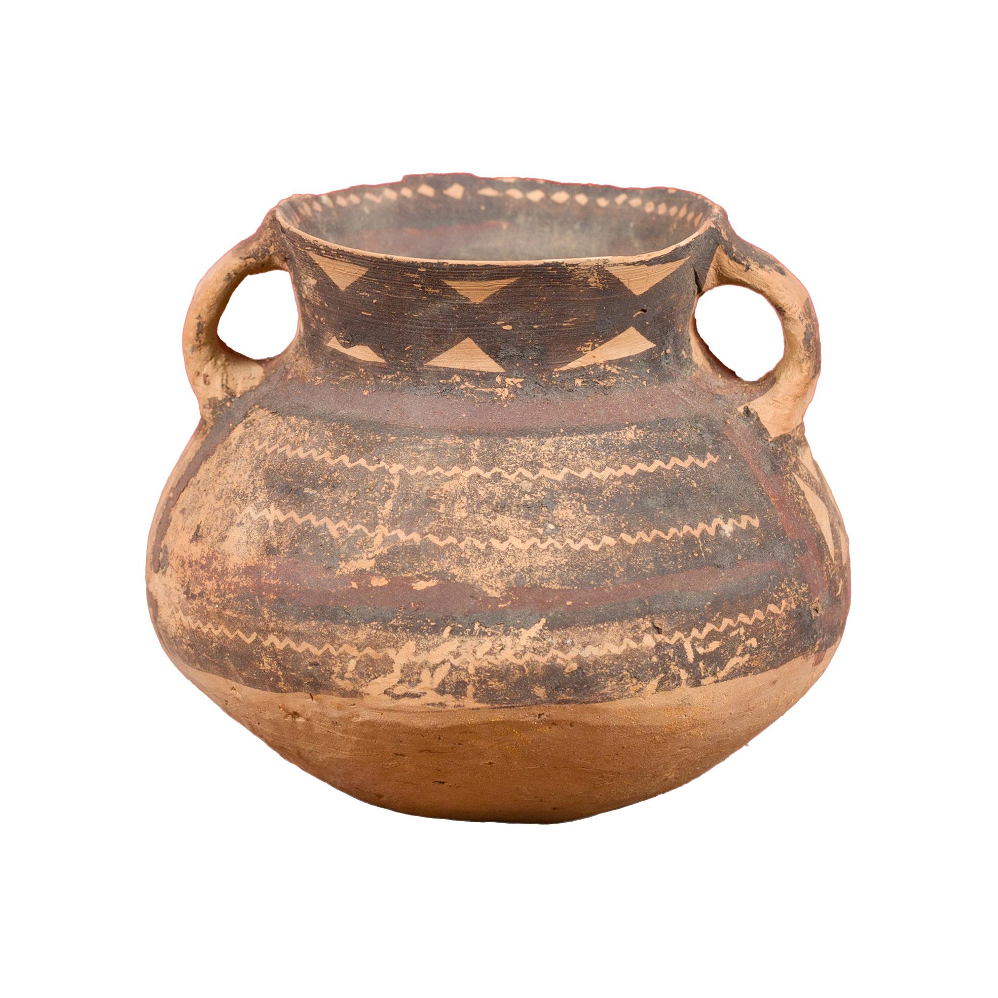 Petit pot néolithique en terre cuite avec décor géométrique brun et col évasé