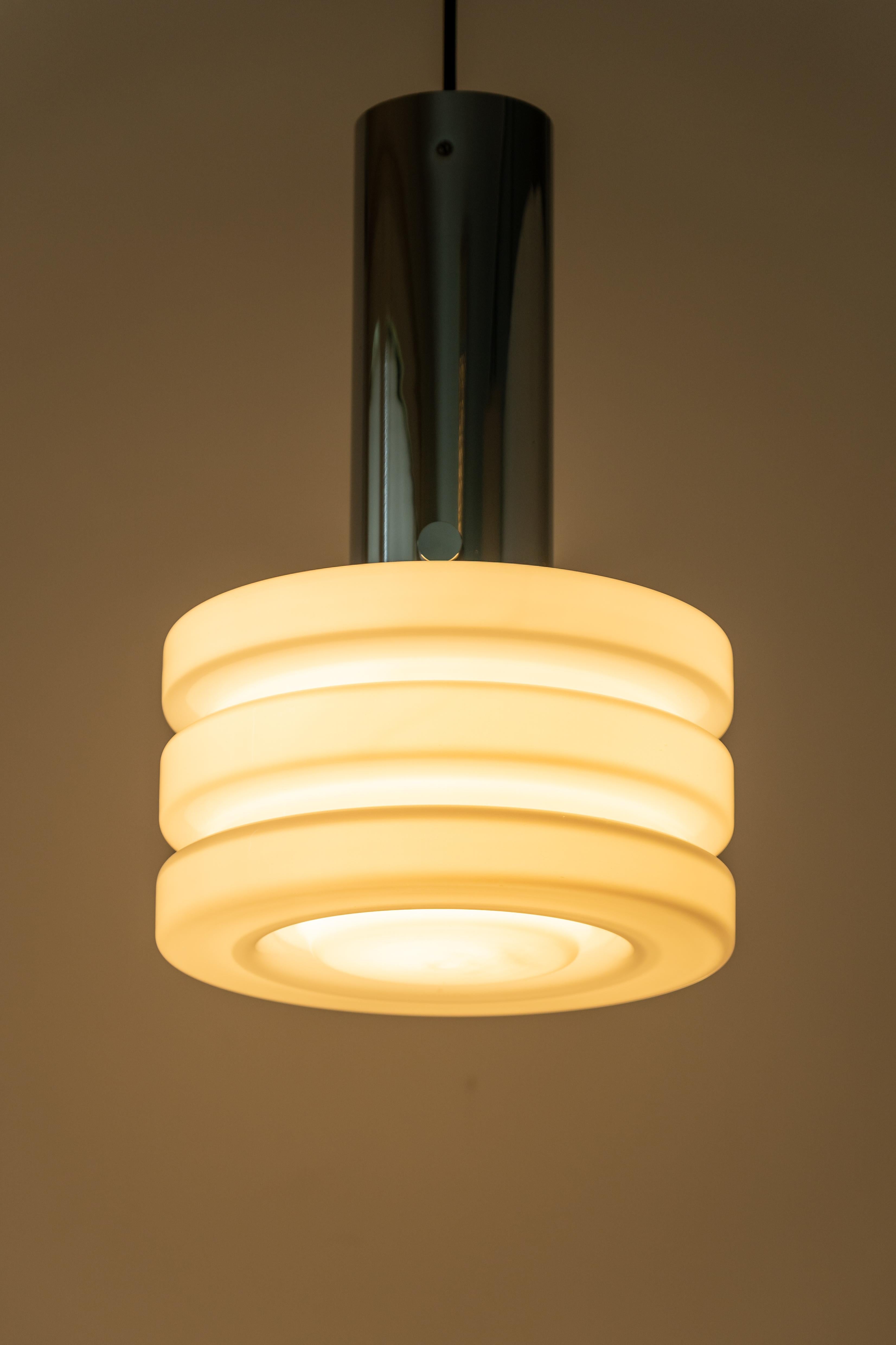 1 di 2 Petite Opal Glass Pendant Light di Limburg, Germania, anni '60 In condizioni buone in vendita a Aachen, NRW