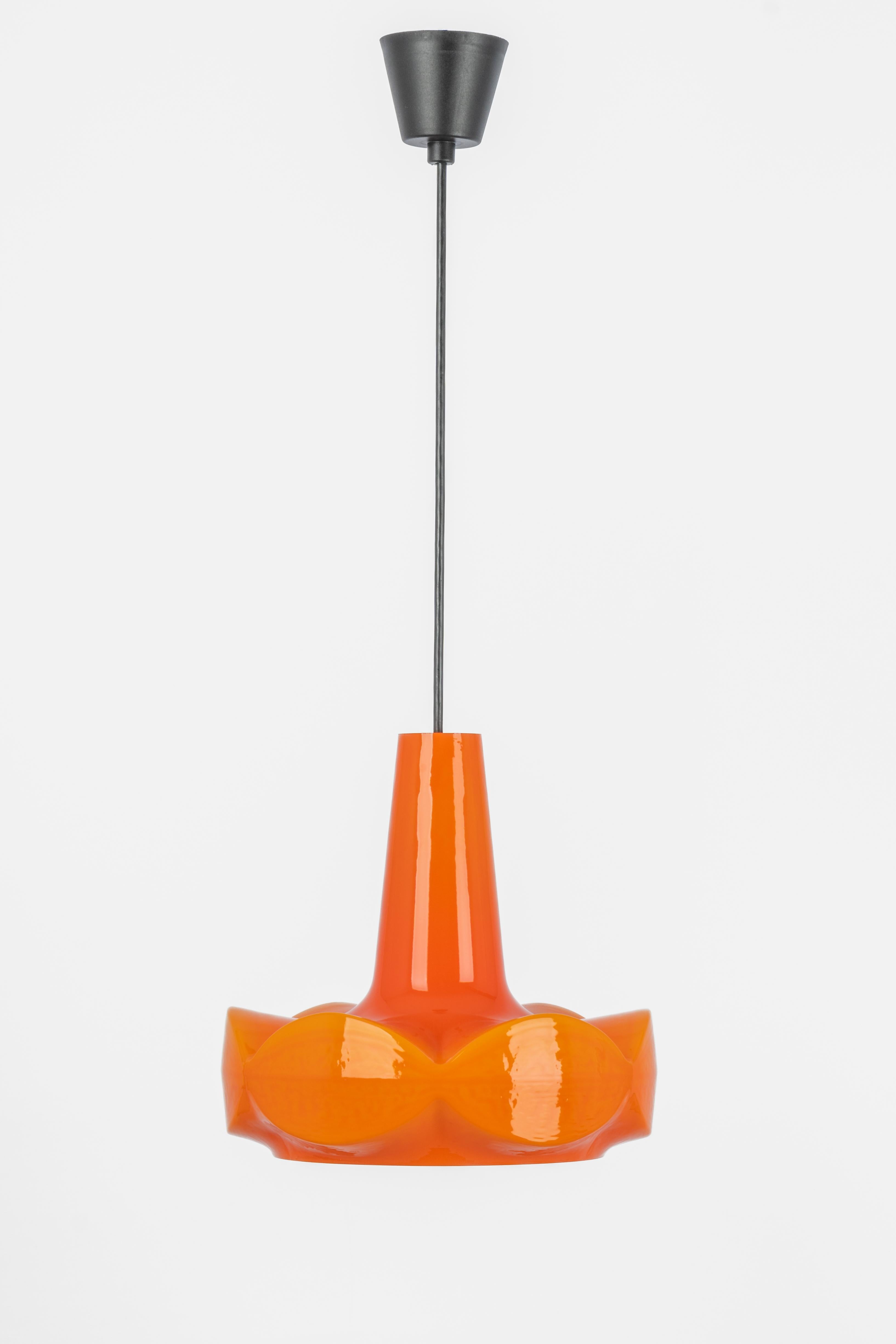Petite lampe  suspension en verre orange de Peill Putzler, Allemagne, 1970 en vente 4