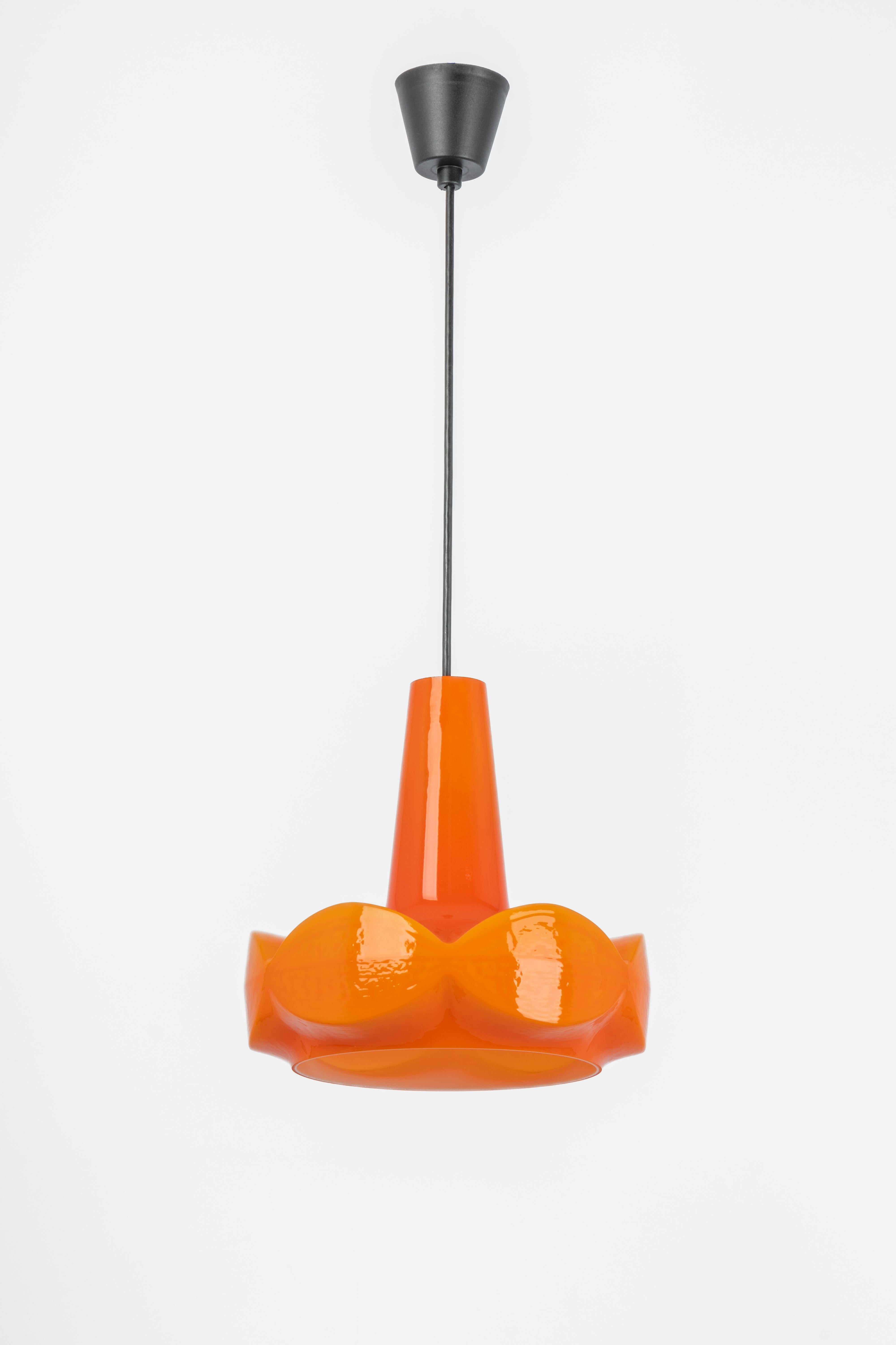 Petite lampe pendante en verre orange de Peill & Putzler, fabriquée en Allemagne, vers les années 1970.

De haute qualité et en très bon état. Nettoyé, bien câblé, et prêt à être utilisé. 
Le luminaire nécessite 1 ampoule E27 standard de 100W