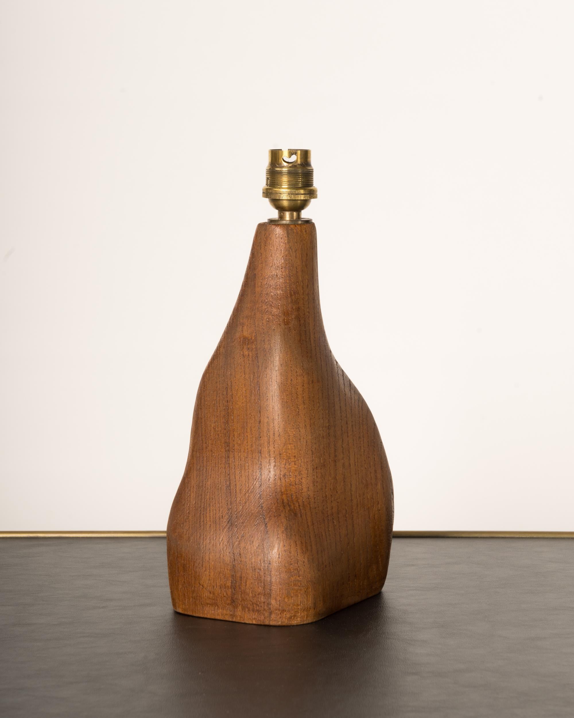 Pequeña lámpara de mesa de roble macizo de forma orgánica, Francia, años 60 Francés en venta