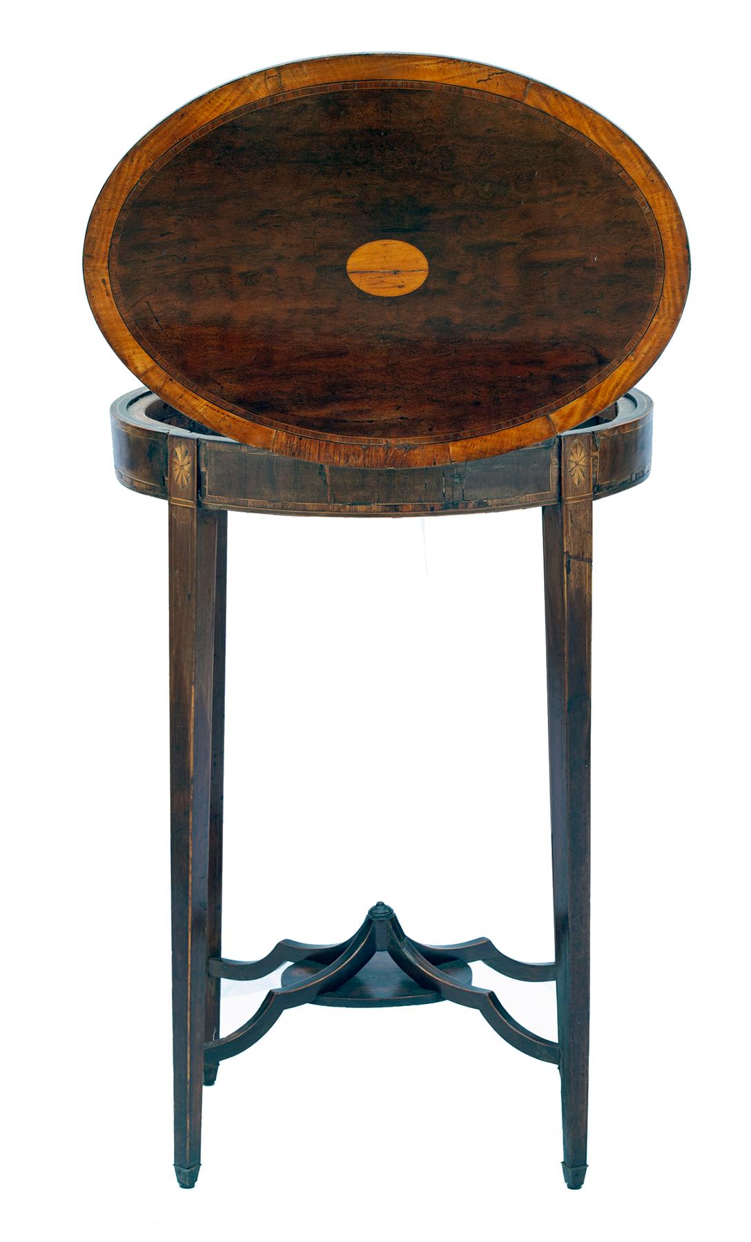 Incrusté Petite table d'appoint ovale en acajou et bois satiné en vente