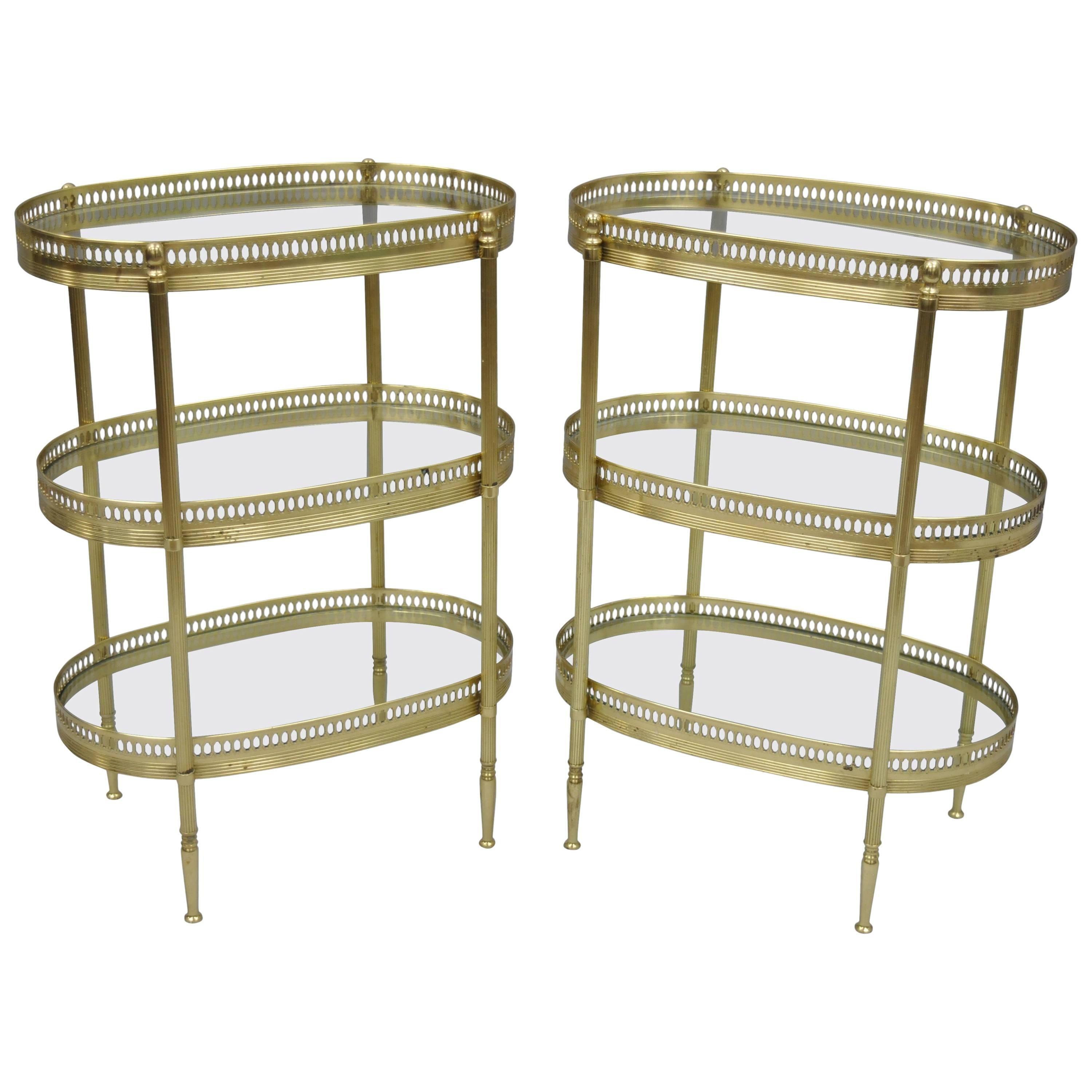 Petite paire de petites tables d'appoint ovales à trois niveaux en laiton de la Maison Jansen d'après
