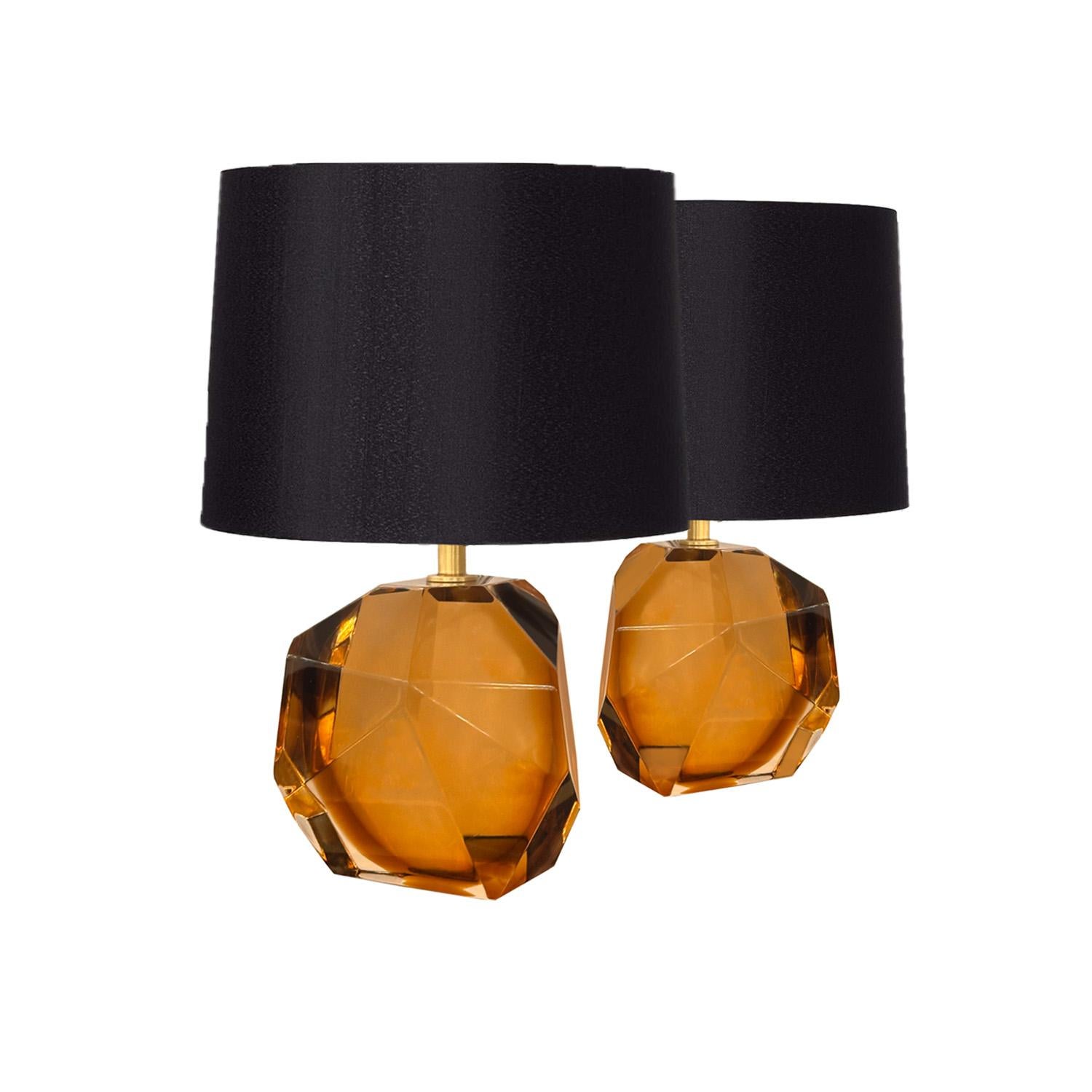 Las más pequeñas de nuestra colección de lámparas de sobremesa facetadas, estas pequeñas lámparas de sobremesa de cristal de Murano macizo son grandes en estatura.  Su forma orgánica más pequeña y sus facetas irregulares les confieren una cualidad