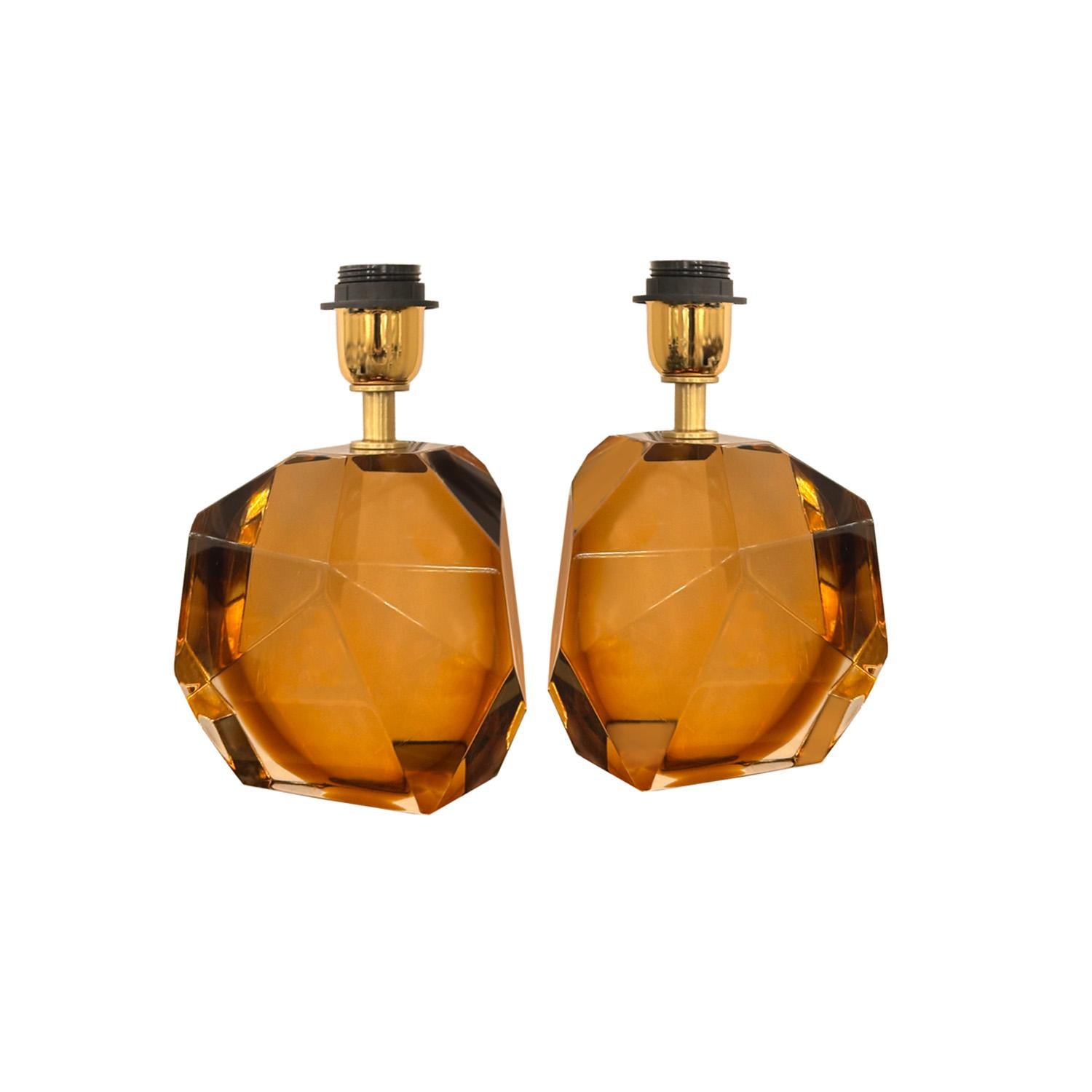 Pequeña pareja de lámparas de mesa de cristal de Murano facetado color ámbar Moderno en venta