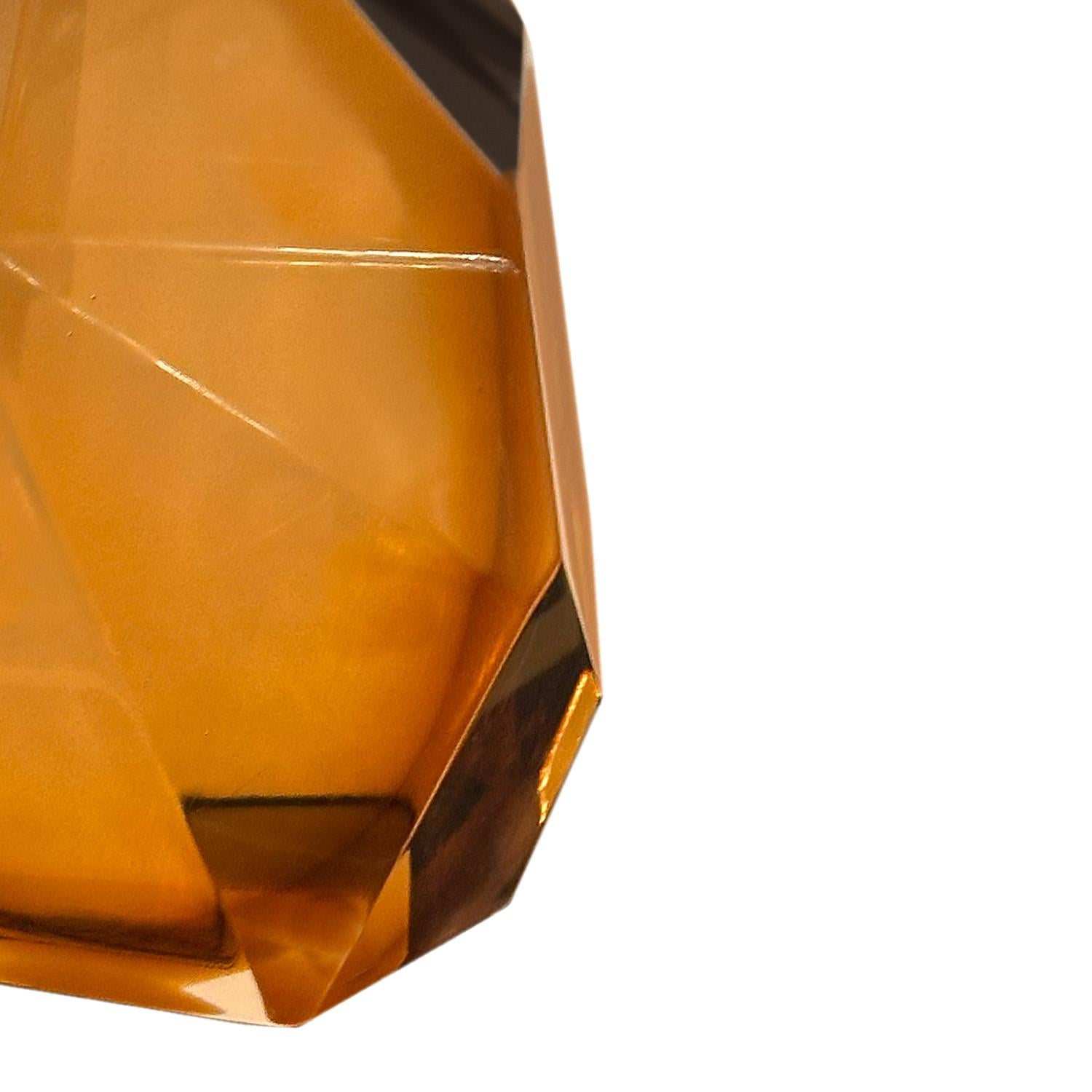 Pequeña pareja de lámparas de mesa de cristal de Murano facetado color ámbar Hecho a mano en venta