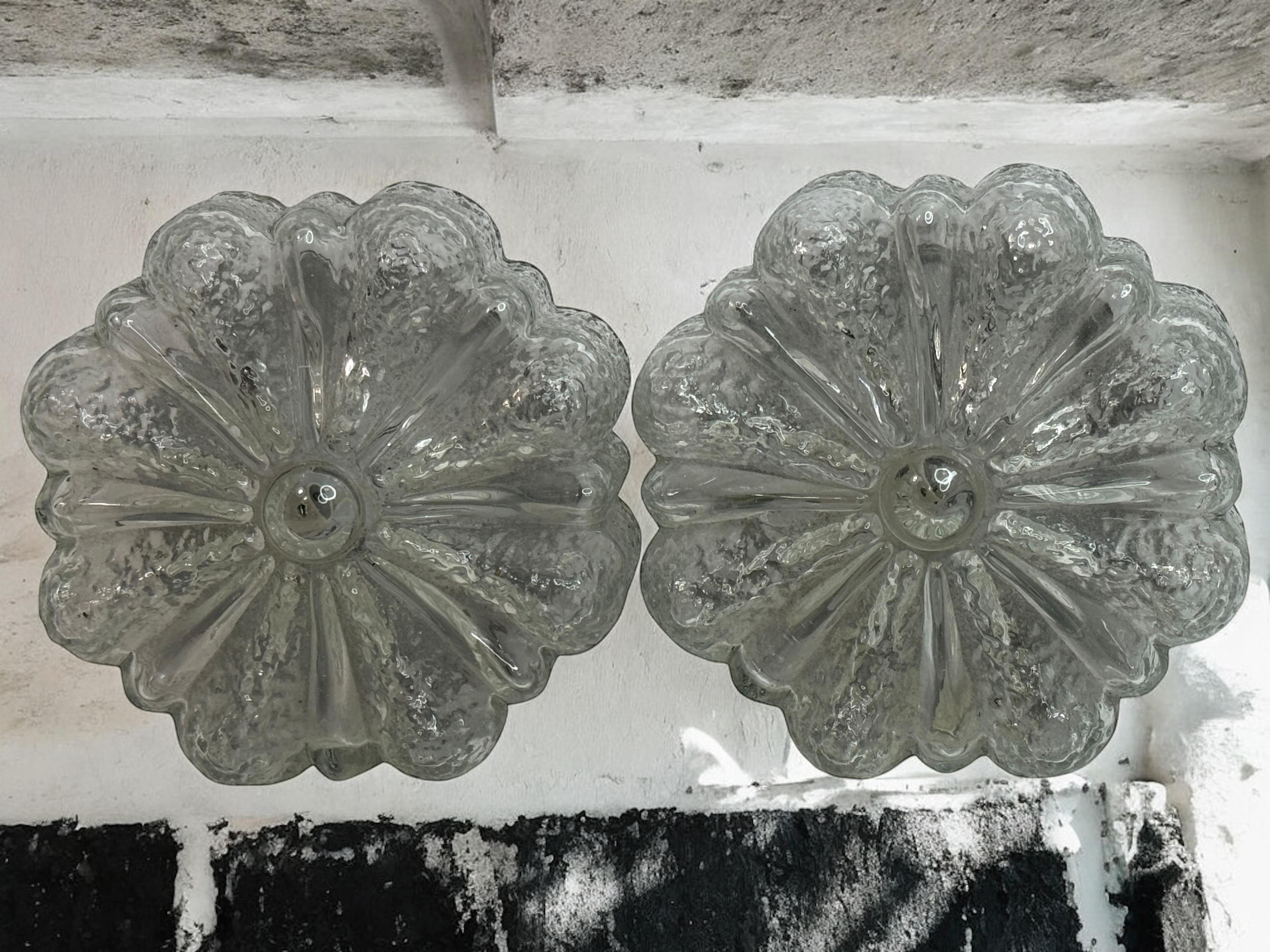 Paire de belles fleurs encastrées. Fabriqué en Allemagne dans les années 1960. Magnifique verre texturé encastré avec fixation en métal. Le verre a un design très mignon. Chaque luminaire nécessite une ampoule Candélabre européenne E14 / 110 Volt,
