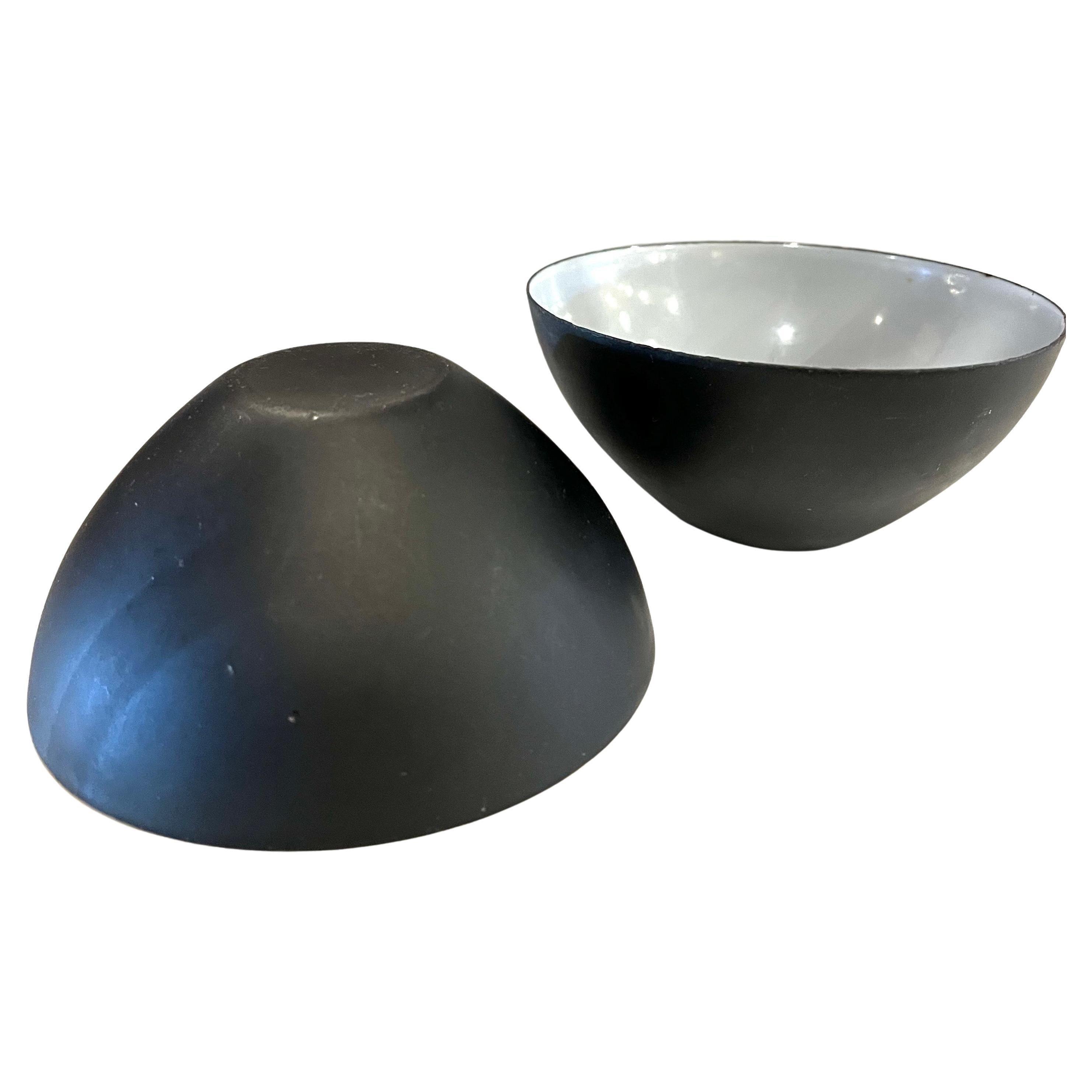 Belle couleur et bon état pour cette paire de bols vintage en métal émaillé Krenit, conçus par Herbert Krenchel pour Torben Orskov, vers les années 1950, en très bon état. L'extérieur est légèrement usé et l'intérieur est gris clair.