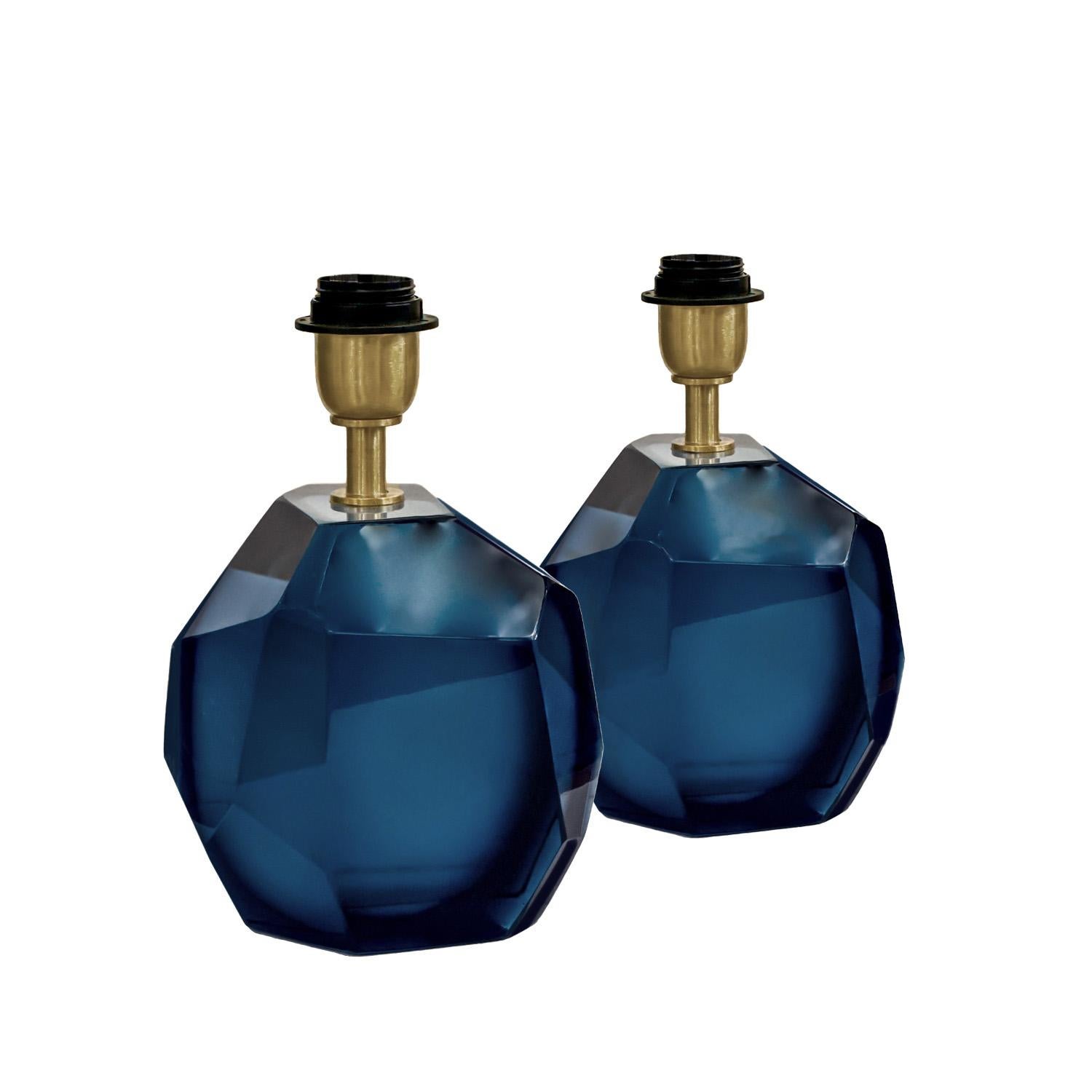 Petite Pair of Deep Blue Faceted Murano Glas Tischlampen 2024 (Moderne) im Angebot