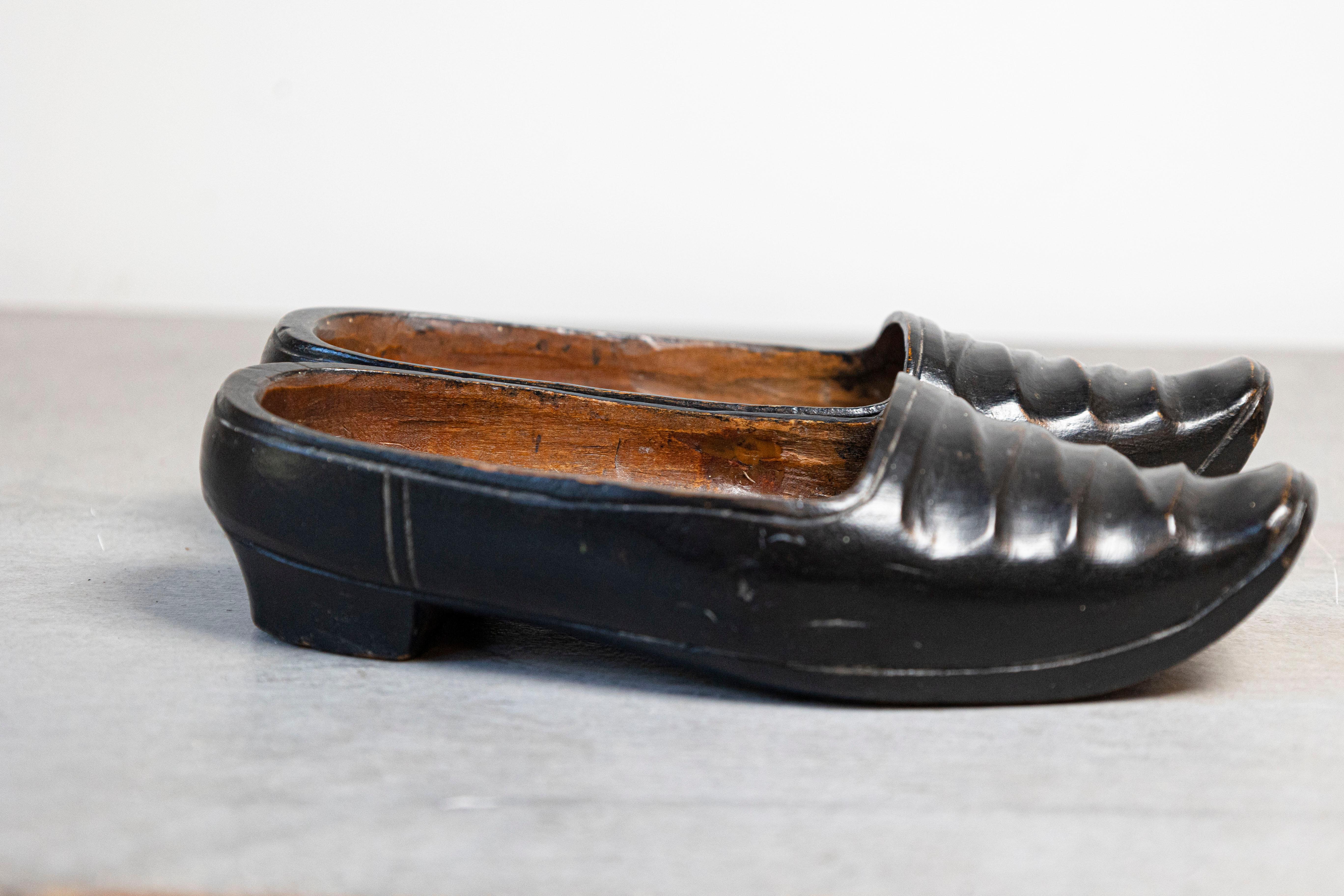 Piccola coppia di zoccoli da donna olandesi del XIX secolo in legno intagliato con vernice nera In condizioni buone in vendita a Atlanta, GA
