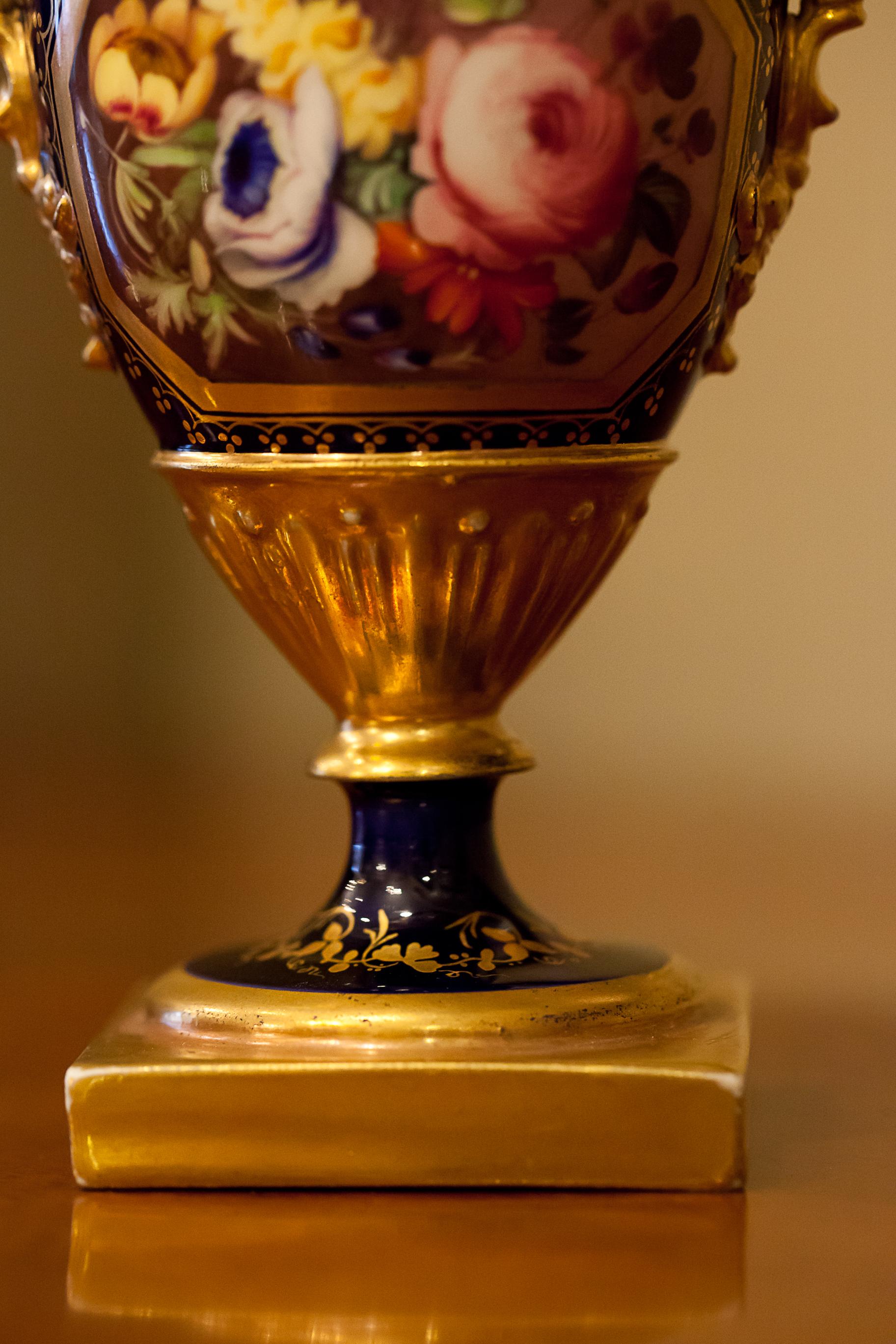 Petite Pair of English Hard-Paste Porcelain Vases, circa 1825 For Sale 6