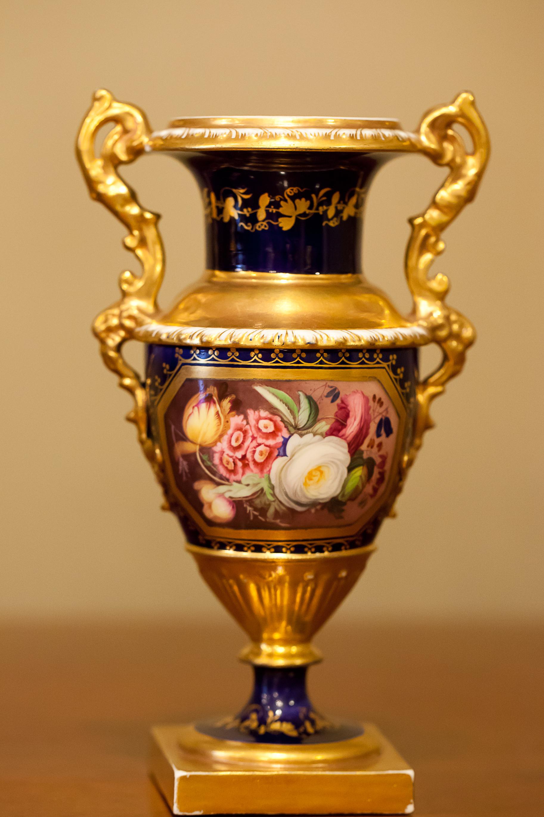Petite Pair of English Hard-Paste Porcelain Vases, circa 1825 For Sale 10