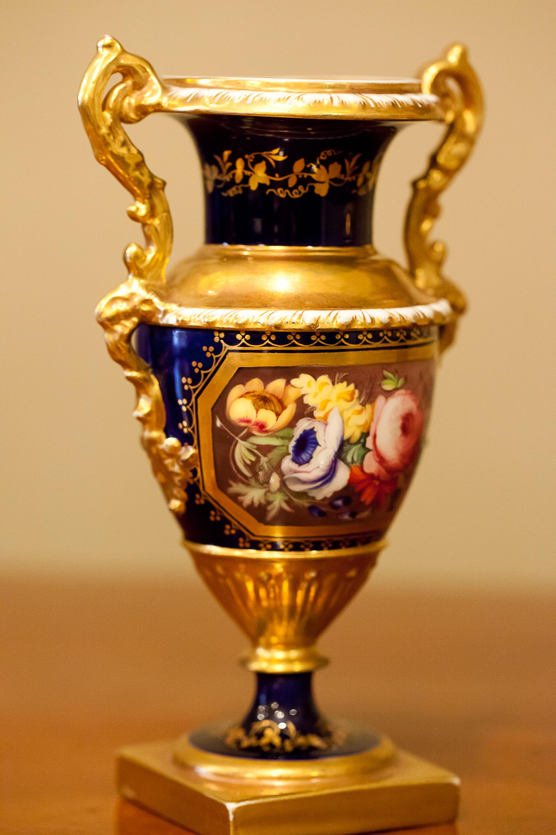 Petite Pair of English Hard-Paste Porcelain Vases, circa 1825 im Angebot 1