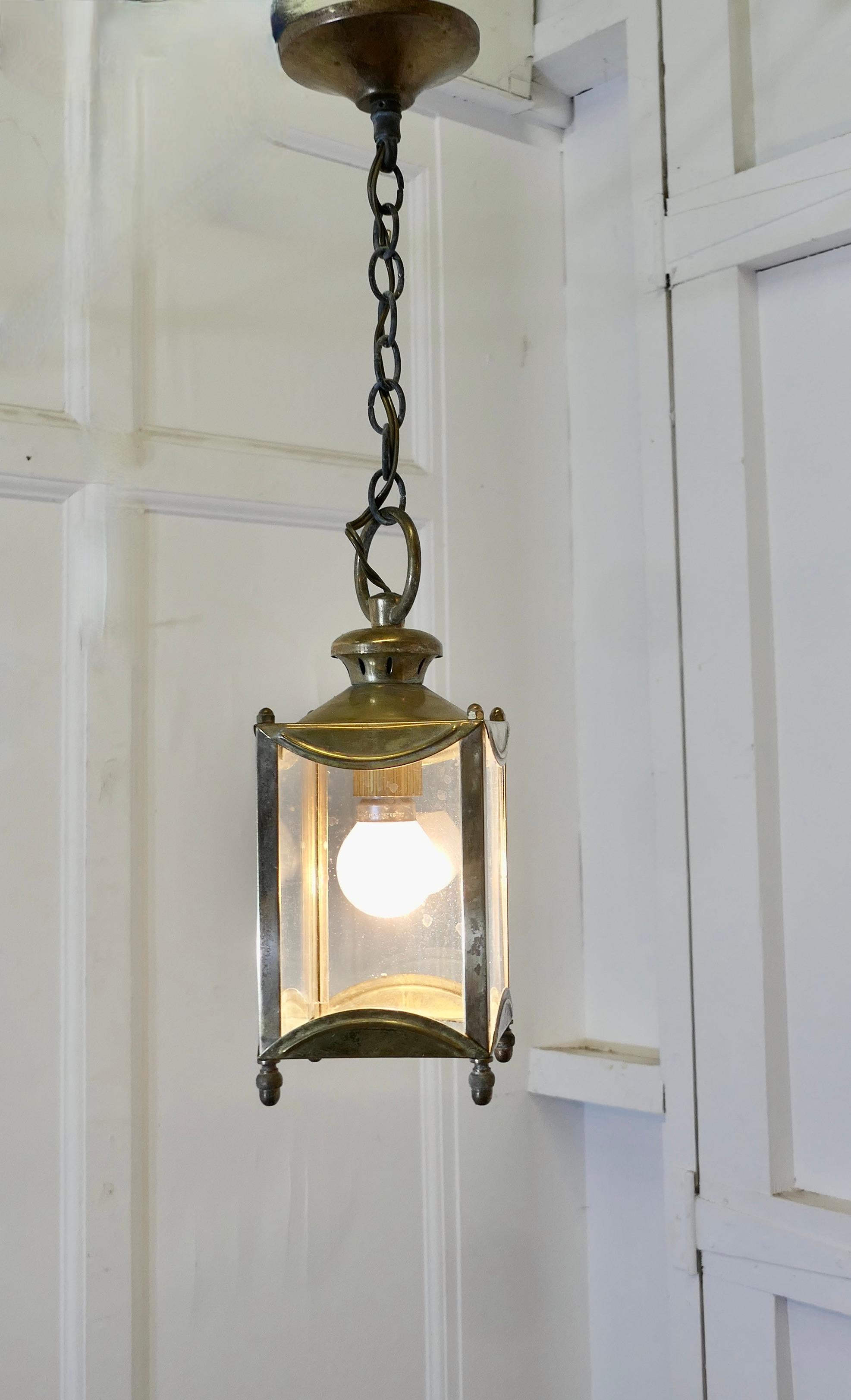 Petite Pair of French Brass and Glass Hall Lantern Lights  Dies ist ein schönes Paar (Frühes 20. Jahrhundert) im Angebot
