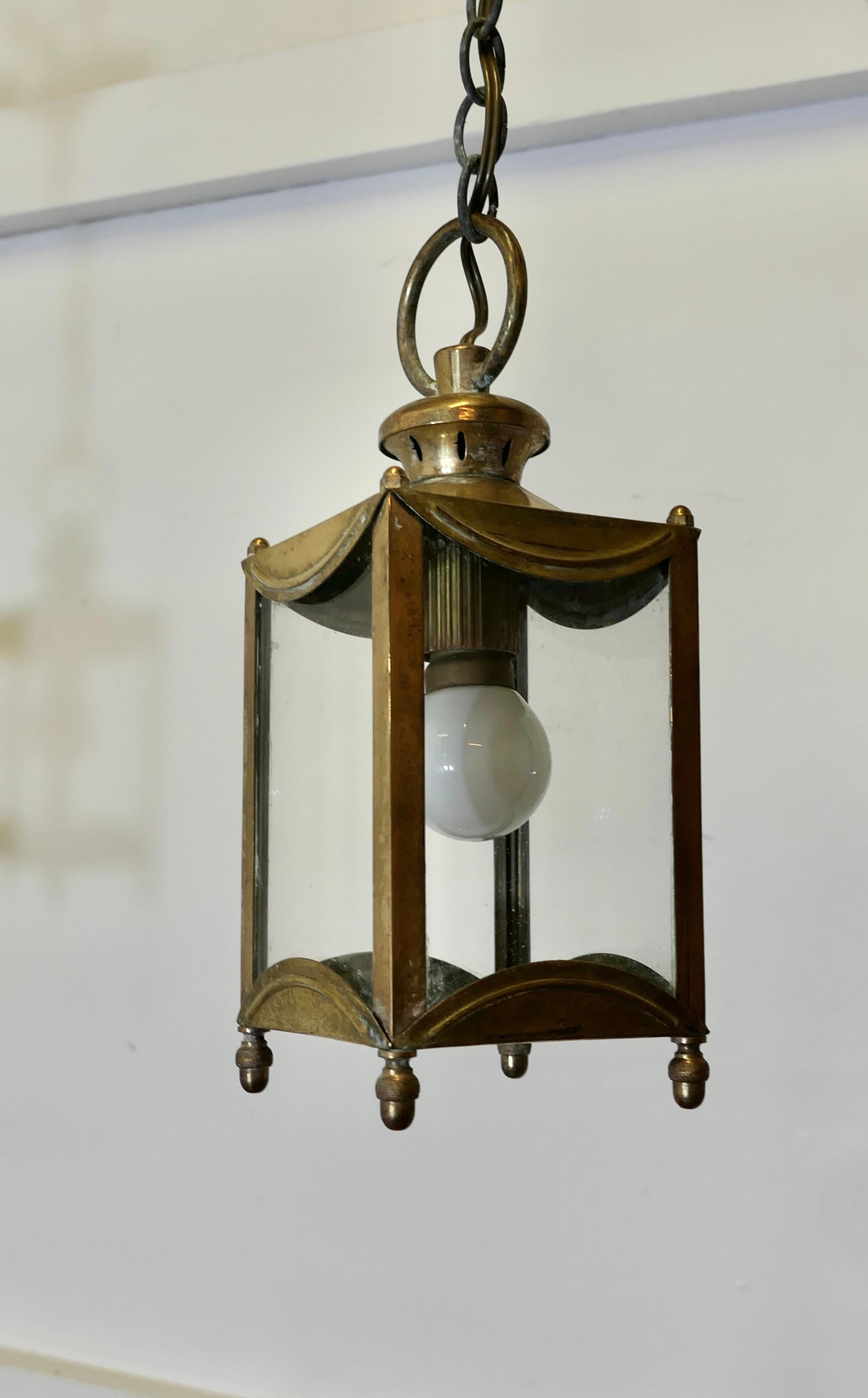 Petite Pair of French Brass and Glass Hall Lantern Lights  Dies ist ein schönes Paar im Angebot 2