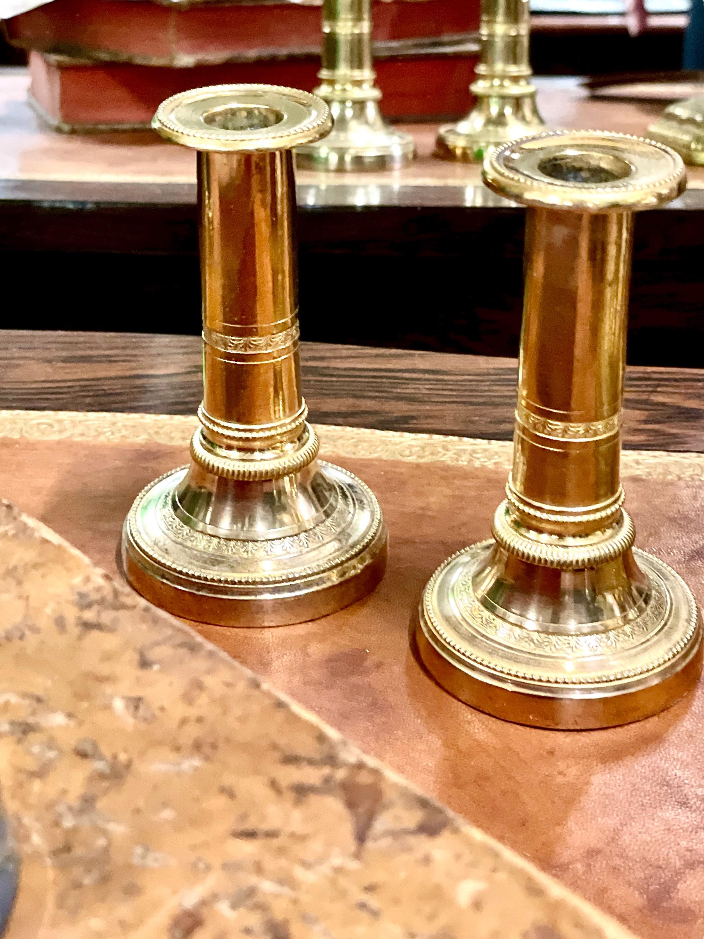  Paar Kerzenständer aus vergoldeter Bronze. 19. Jahrhundert, Paar (Vergoldet) im Angebot