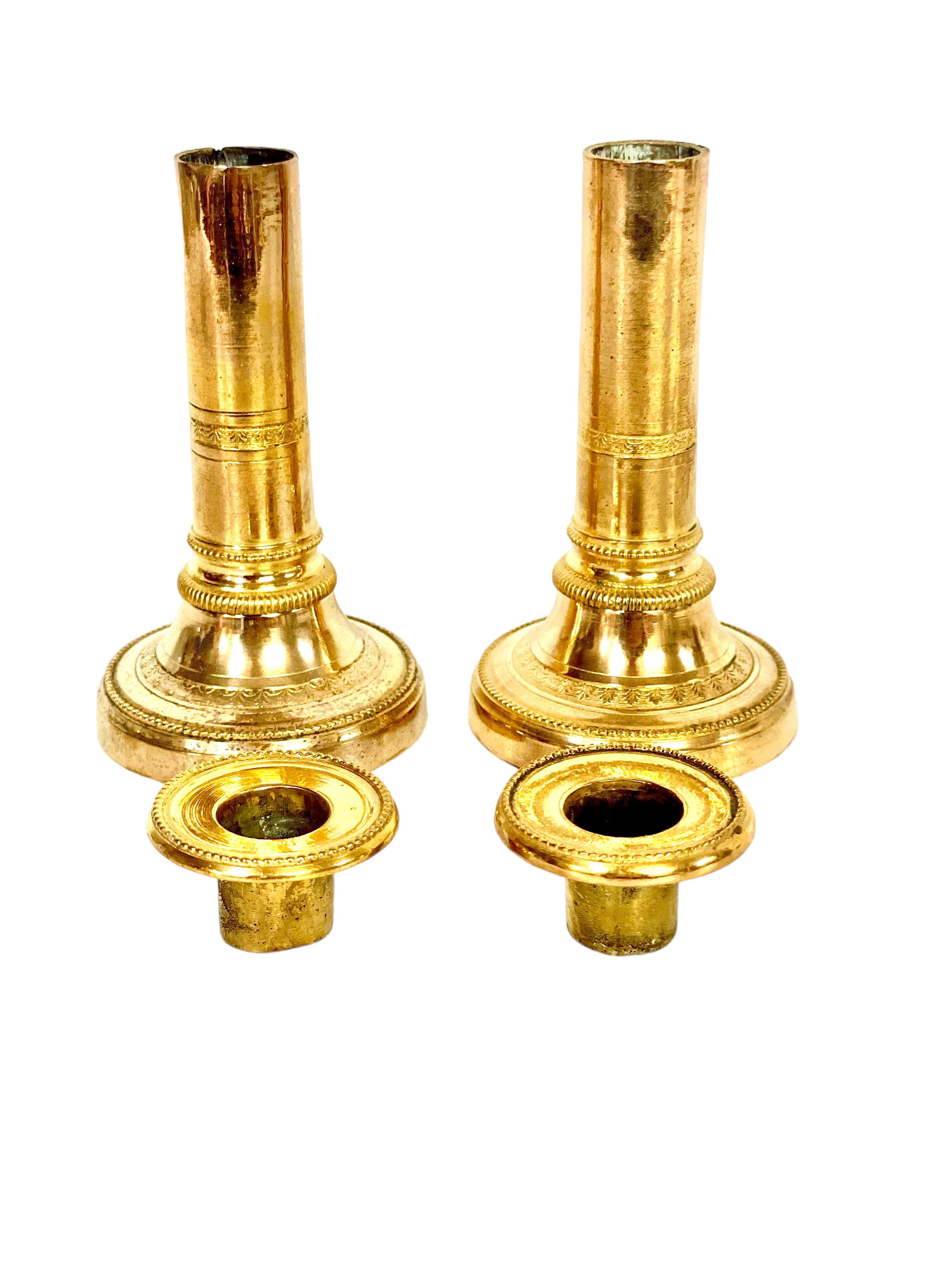  Paar Kerzenständer aus vergoldeter Bronze. 19. Jahrhundert, Paar im Zustand „Gut“ im Angebot in LA CIOTAT, FR