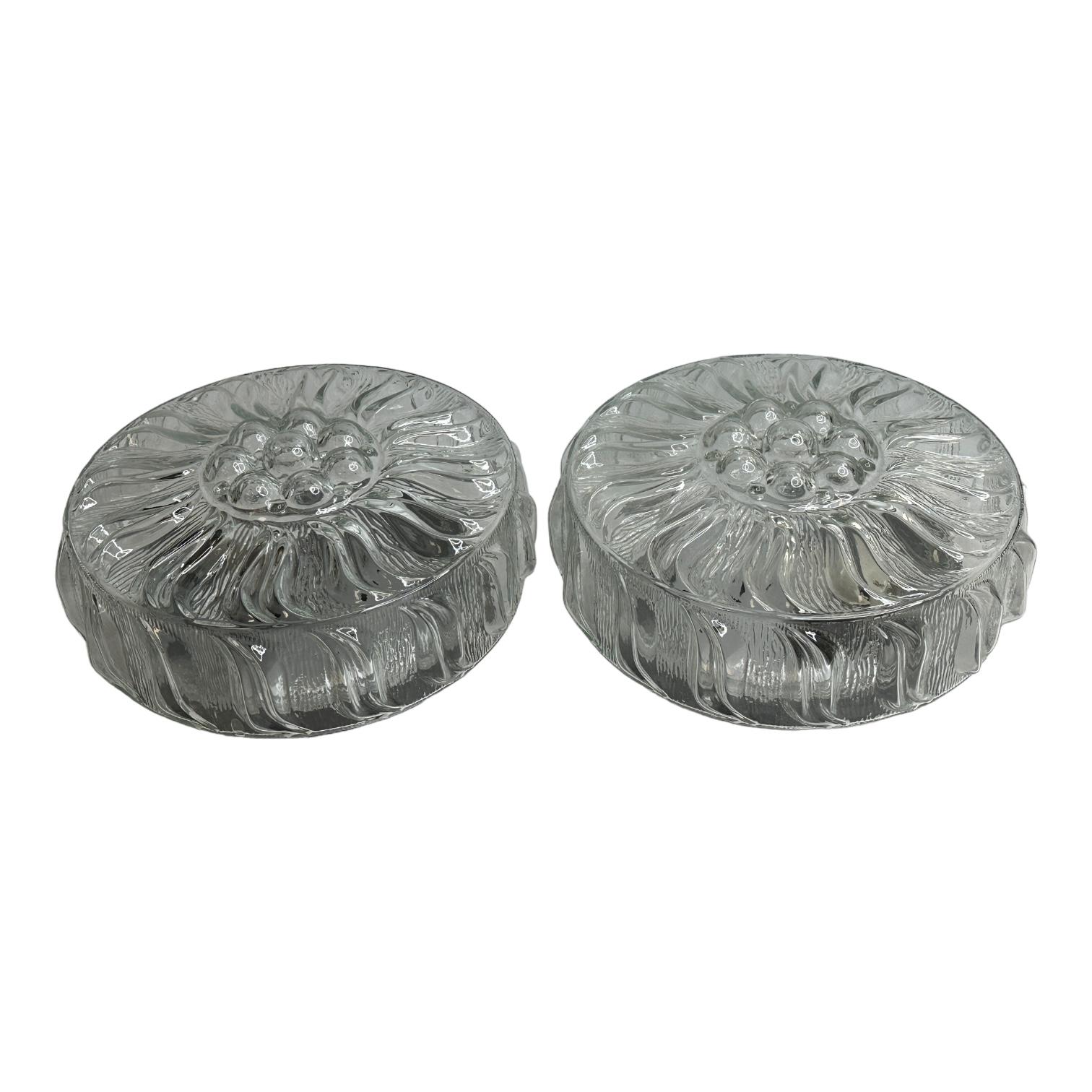 1 des 2 plafonniers circulaires en verre transparent à motif de tournesol, 1970 Bon état - En vente à Nuernberg, DE