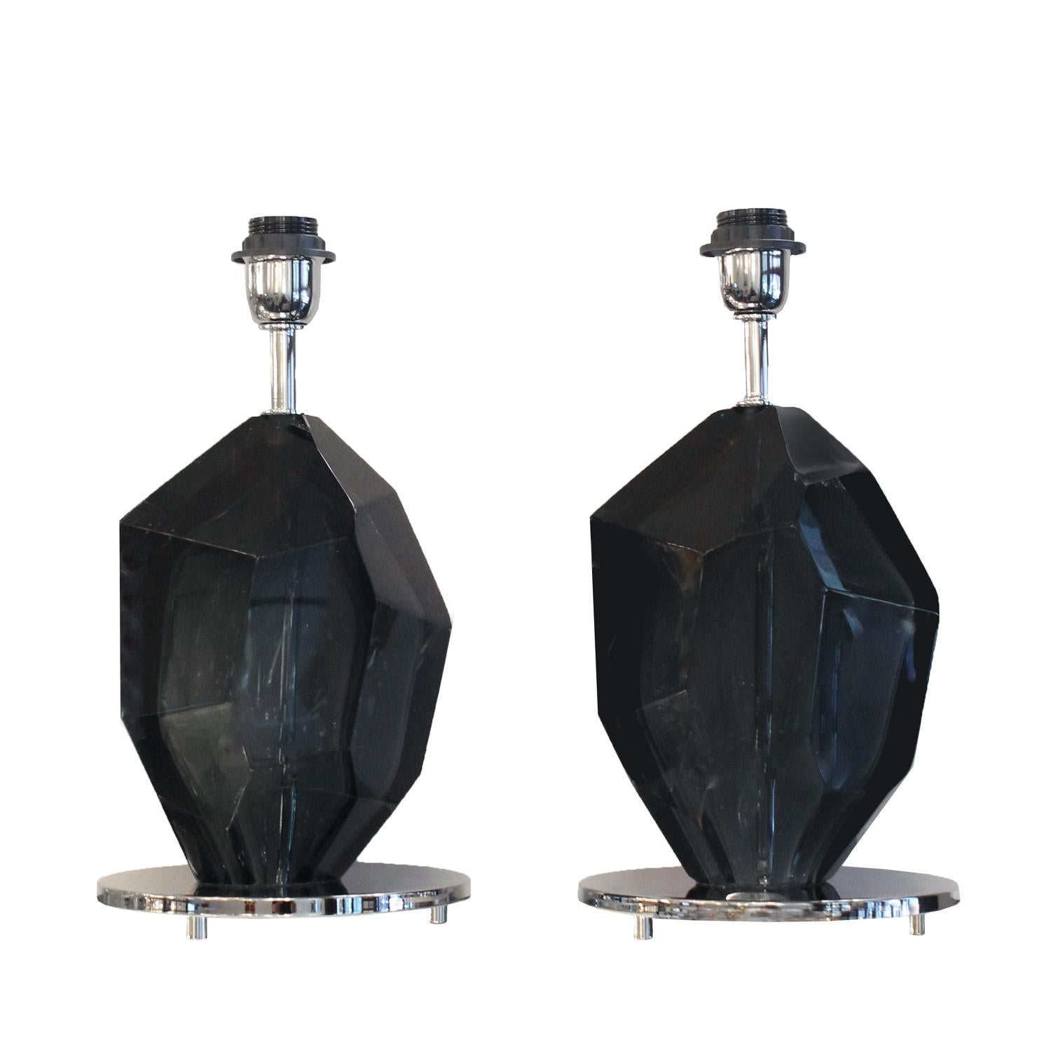 Pair of Murano dark gray glass gem cut table lamps with chrome hardware and base. Italy 2021.


Customization of size, glass color and hardware finish is available. Please inquire with Venfield.