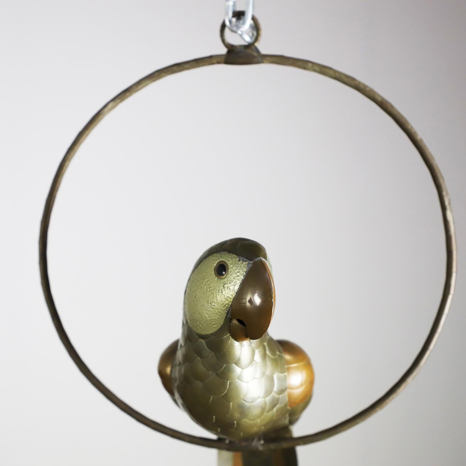 Mid-Century Modern Petite sculpture de perroquet attribuée à Sergio Bustamante en vente