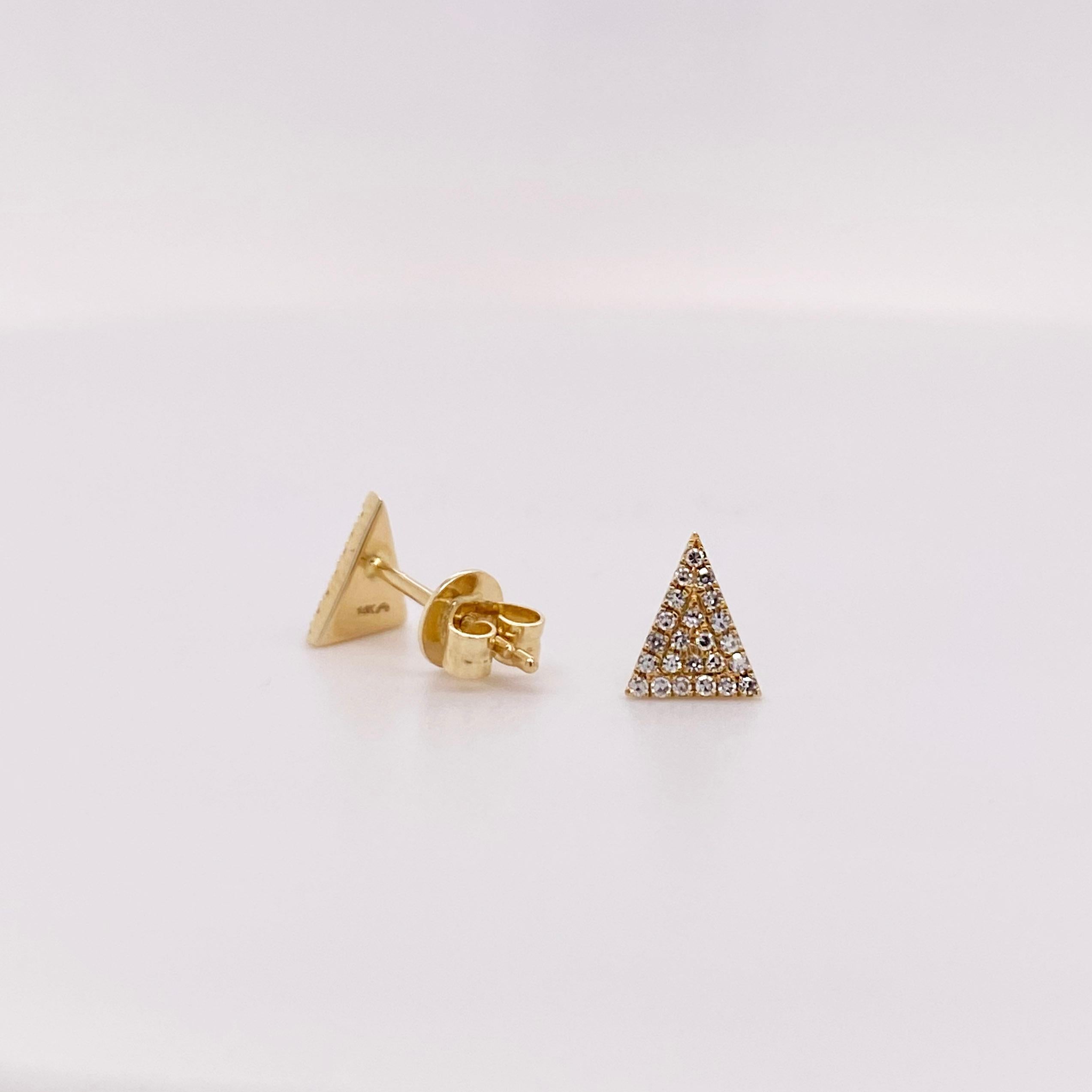 Contemporain Boucles d'oreilles Triangle en or jaune 14K avec diamants pavés 1/10 carat en vente