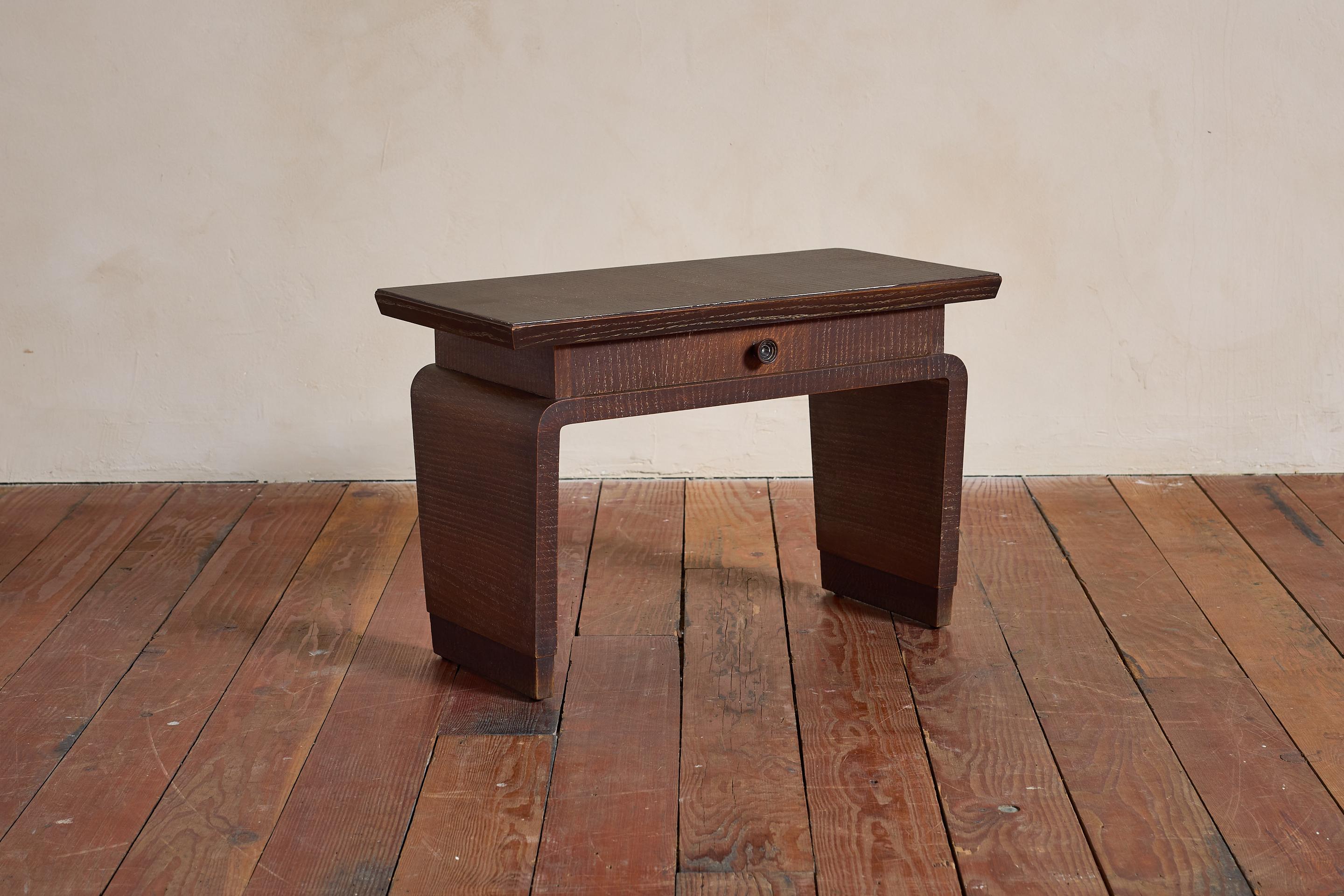 Petite table en céramique de Pier Luigi Colli, Italie, années 1940

Plateau surélevé avec tiroir et pieds légèrement fuselés

Belle patine et grain de bois sur l'ensemble de la pièce