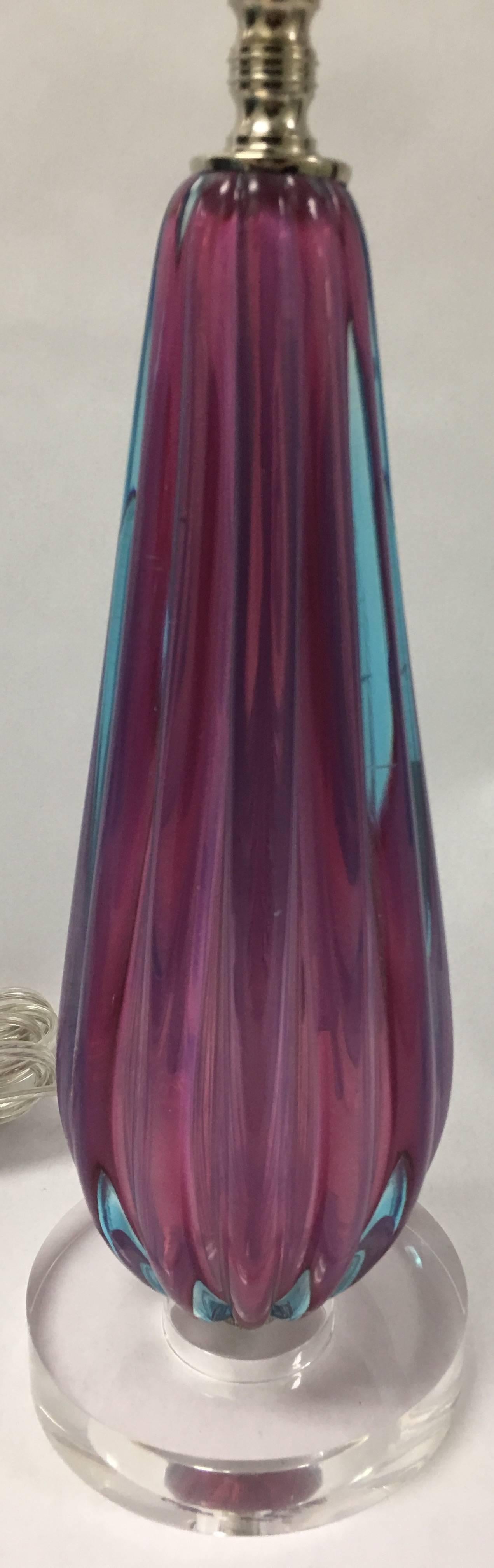 Hollywood Regency Lampe de bureau en verre de Murano rose et bleu en vente