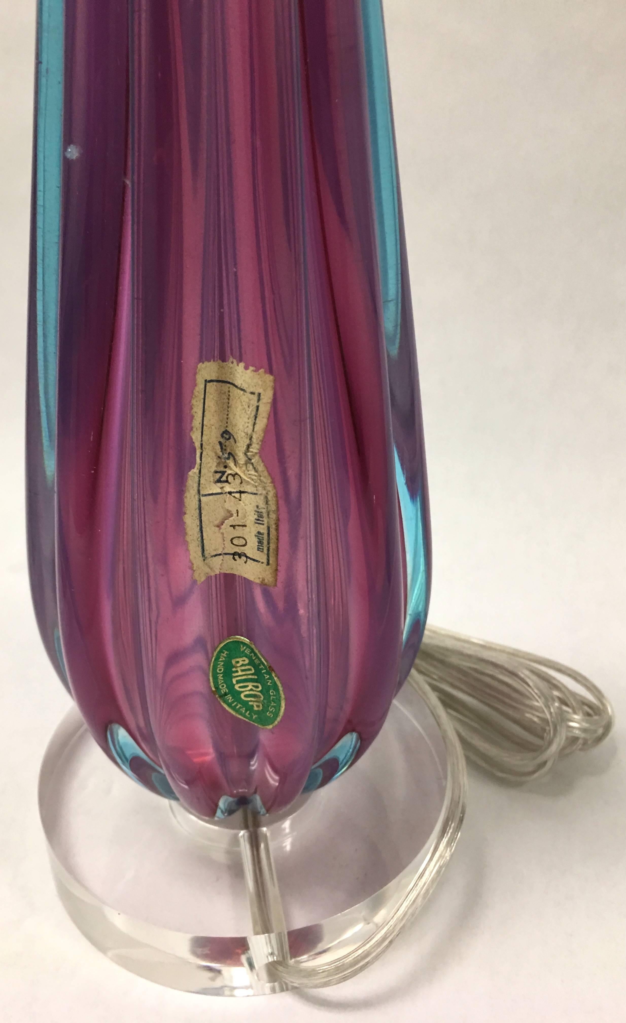 Milieu du XXe siècle Lampe de bureau en verre de Murano rose et bleu en vente