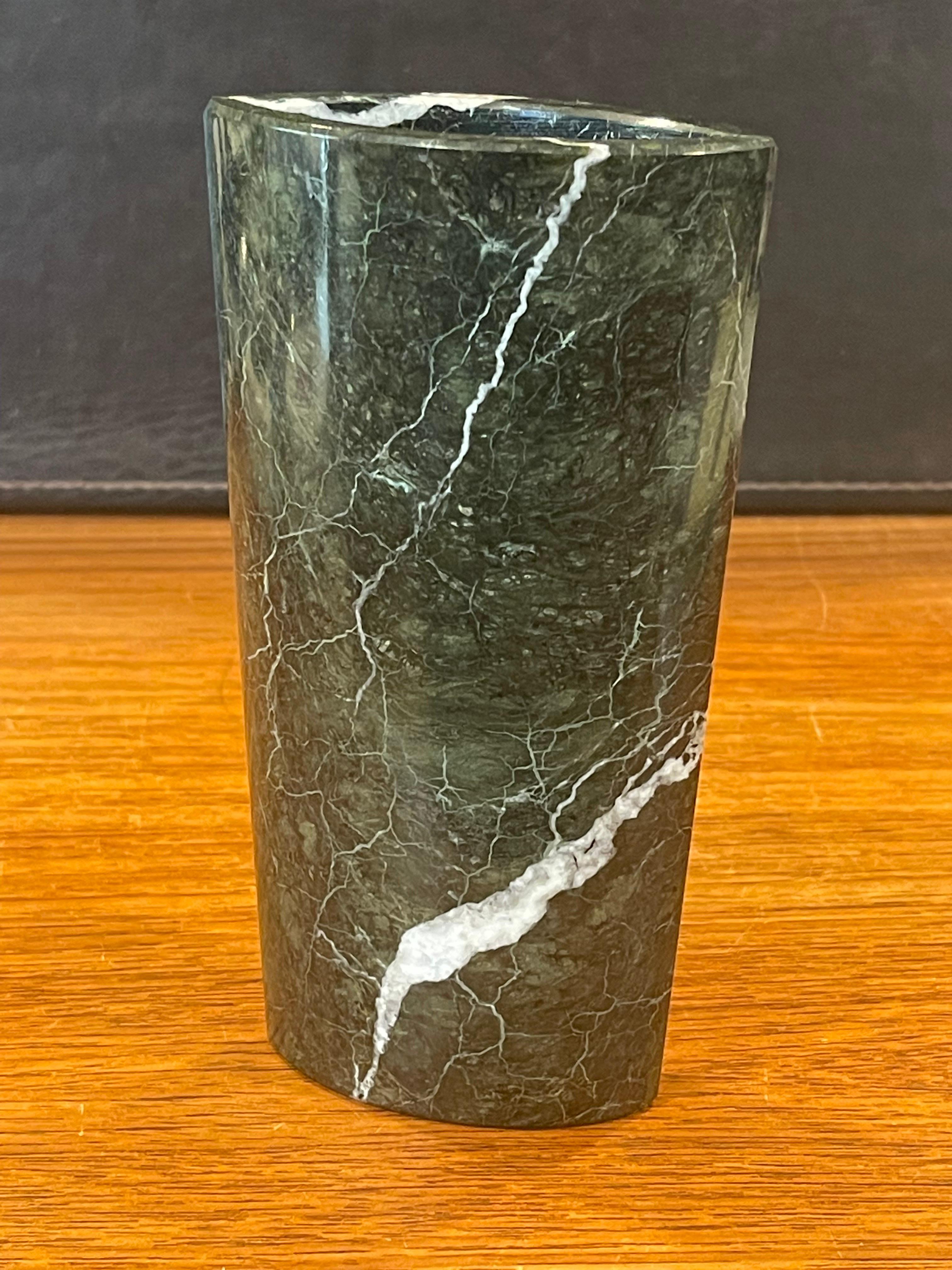 Wunderschöne kleine postmoderne italienische Marmorvase, ca. 1970er Jahre. Auffallend sind die schwarzen und weißen Flecken auf dem dunkelgrünen Hintergrund dieses Stücks. Die Vase ist in sehr gutem Vintage-Zustand ohne Chips oder Risse und misst