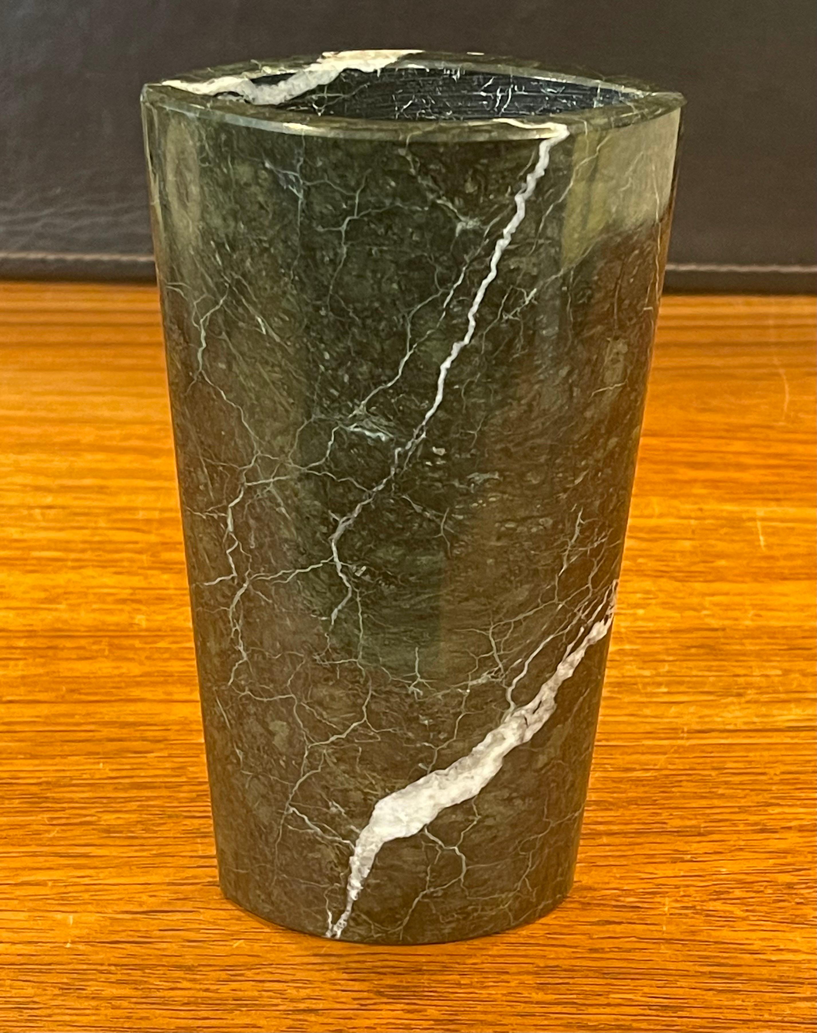 Postmoderne italienische Marmorvase aus Italien im Zustand „Gut“ im Angebot in San Diego, CA