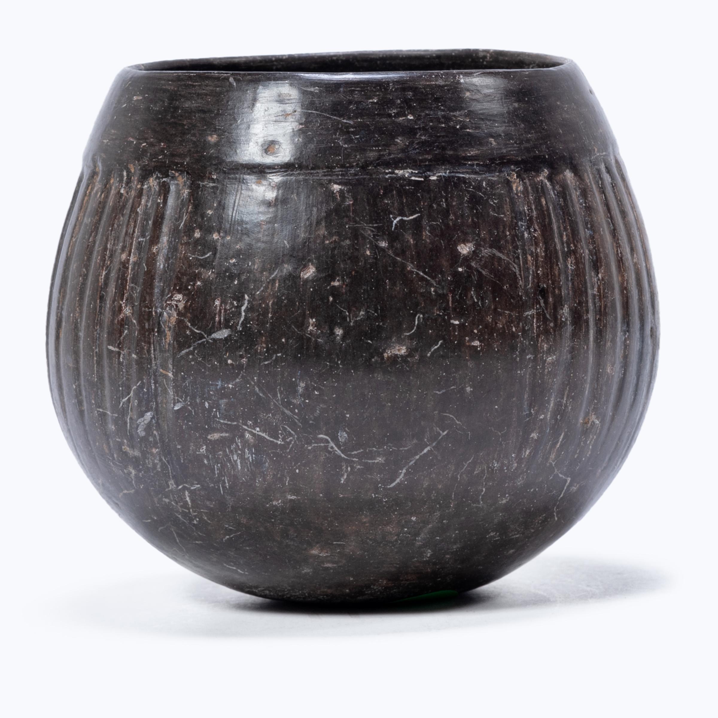 Petite Pre-Columbian Blackware Vessel In Good Condition In Chicago, IL